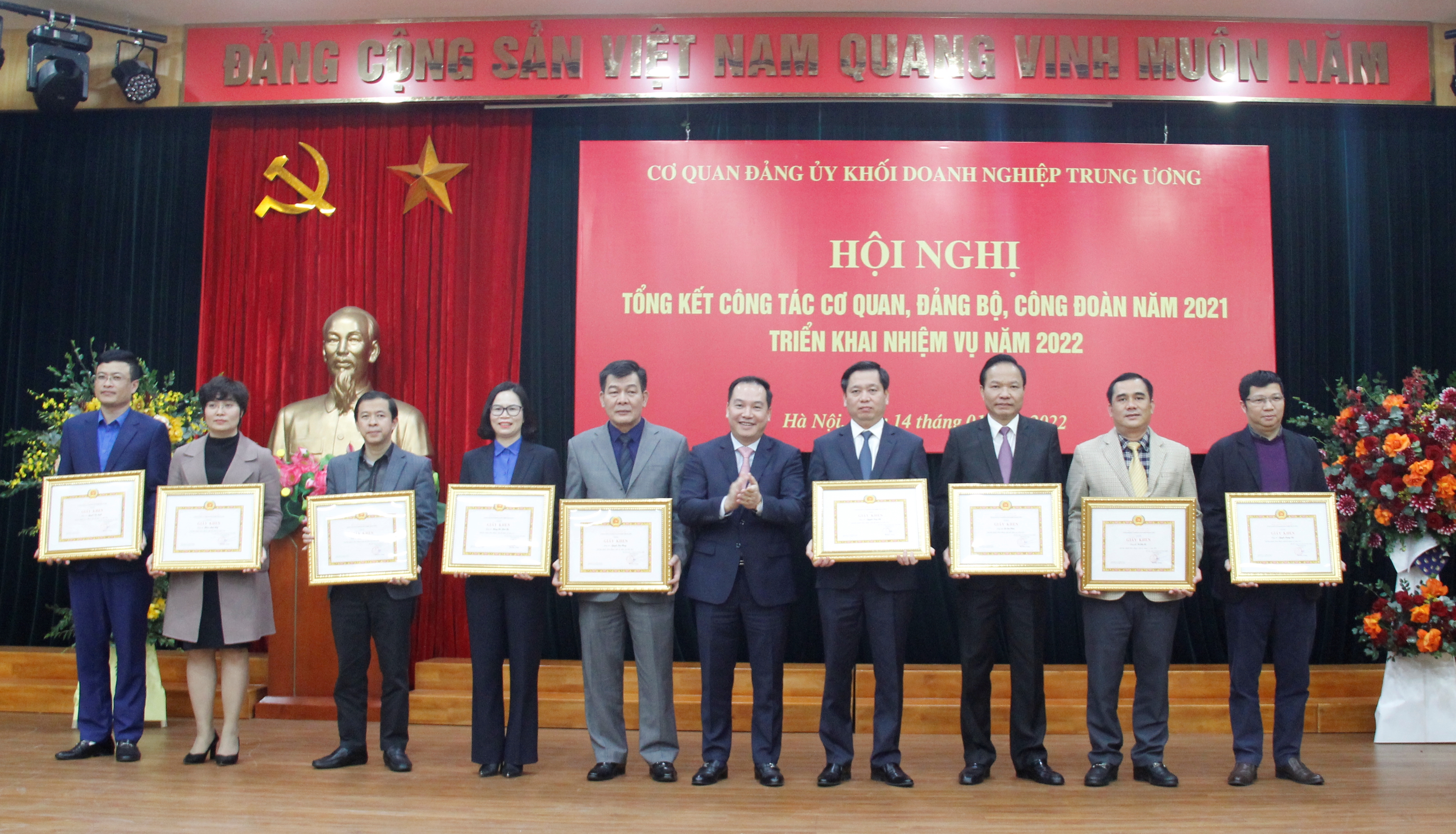 Đồng chí Hồ Xuân Trường, Phó Bí thư Đảng ủy Khối, Bí thư Đảng ủy Cơ quan Đảng ủy Khối trao Giấy khen cho các đảng viên “Hoàn thành xuất sắc nhiệm vụ” năm 2021.