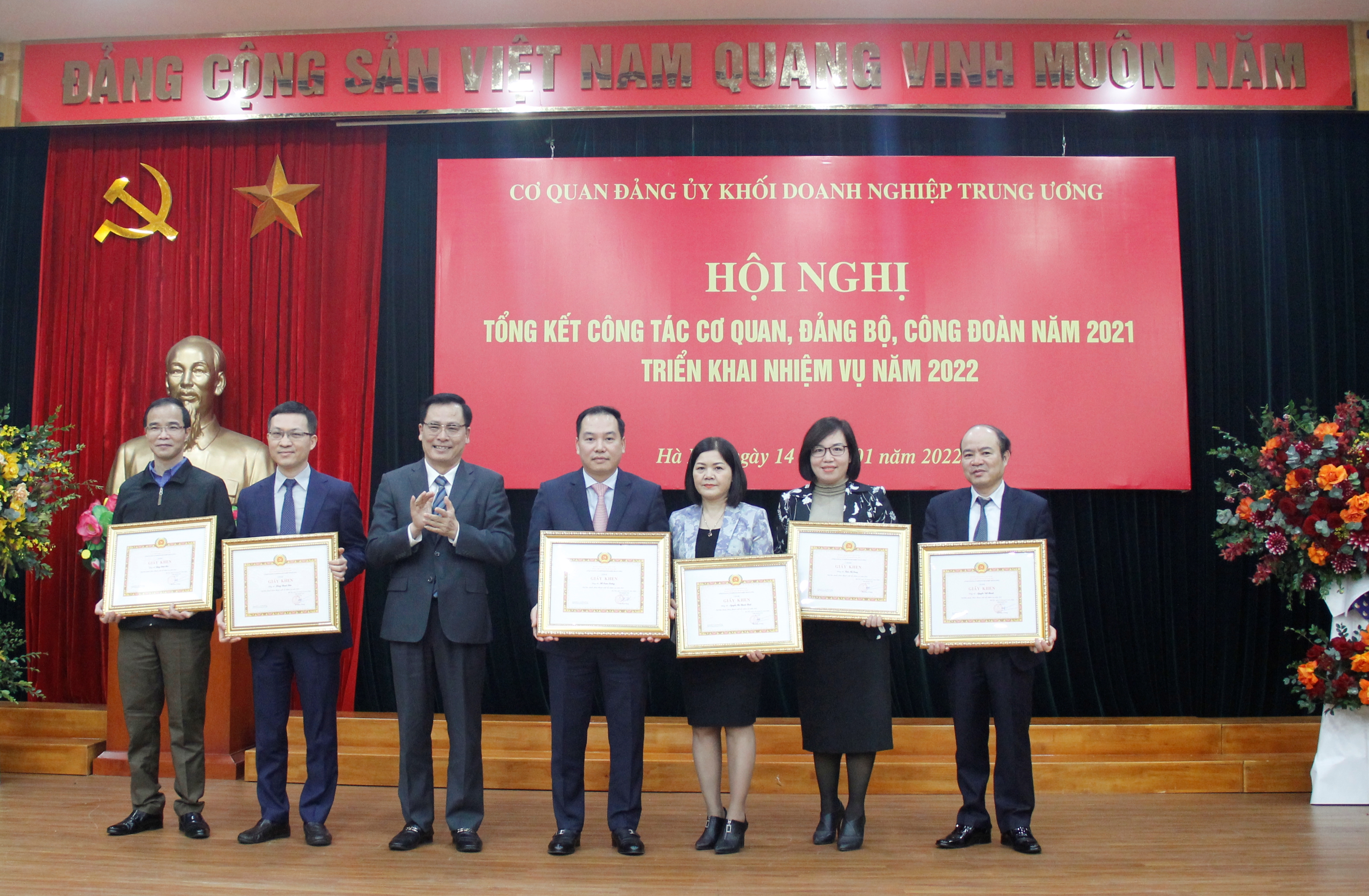 Đồng chí Chu Đình Động, Ủy viên Ban Thường vụ, Trưởng Ban Tổ chức, Phó Bí thư Đảng ủy, Chủ tịch Công đoàn Cơ quan Đảng ủy Khối trao Giấy khen cho các đảng viên “Hoàn thành xuất sắc nhiệm vụ” năm 2021.