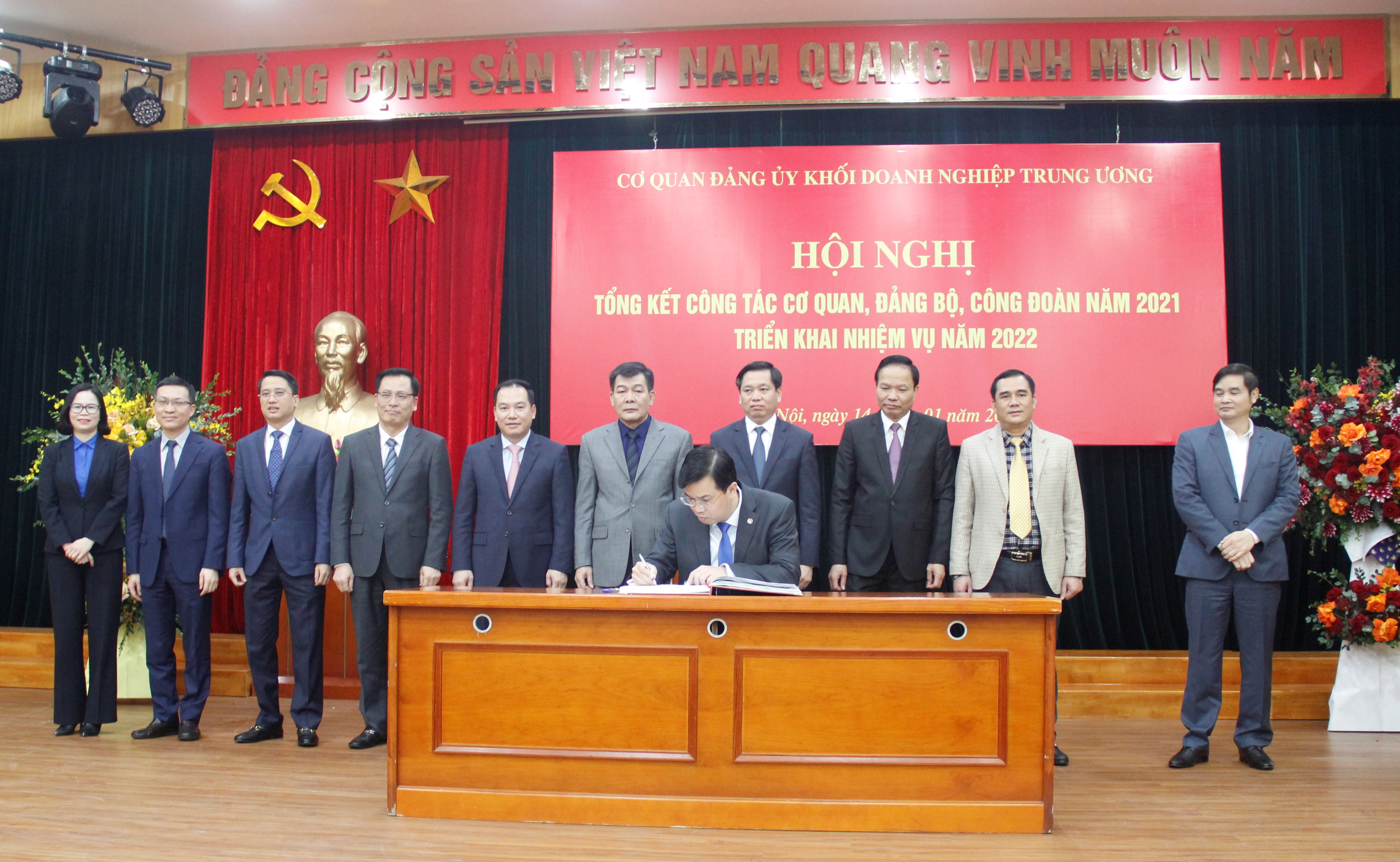 Lãnh đạo các đơn vị ký kết giao ước thi đua năm 2022.