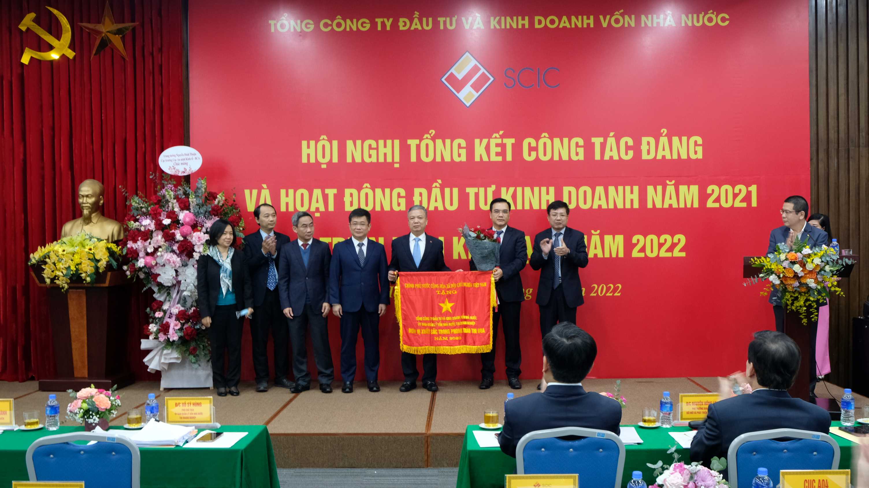 Đồng chí Hồ Sỹ Hùng - Phó Bí thư Ban cán sự, Bí thư Đảng ủy, Phó Chủ tịch UBQLVNN trao Cờ thi đua Chính phủ cho Ban lãnh đạo SCIC.