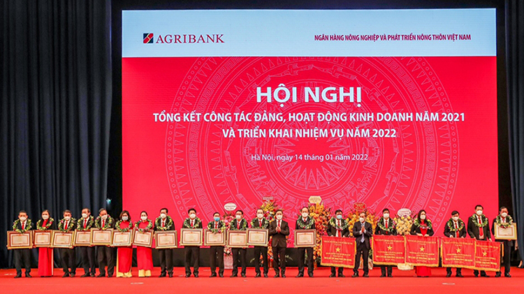 Trao tặng các danh hiệu thi đua cao quý của Nhà nước, Ngân hàng Nhà nước và Agribank cho các tập thể, các cá nhân có thành tích xuất sắc.