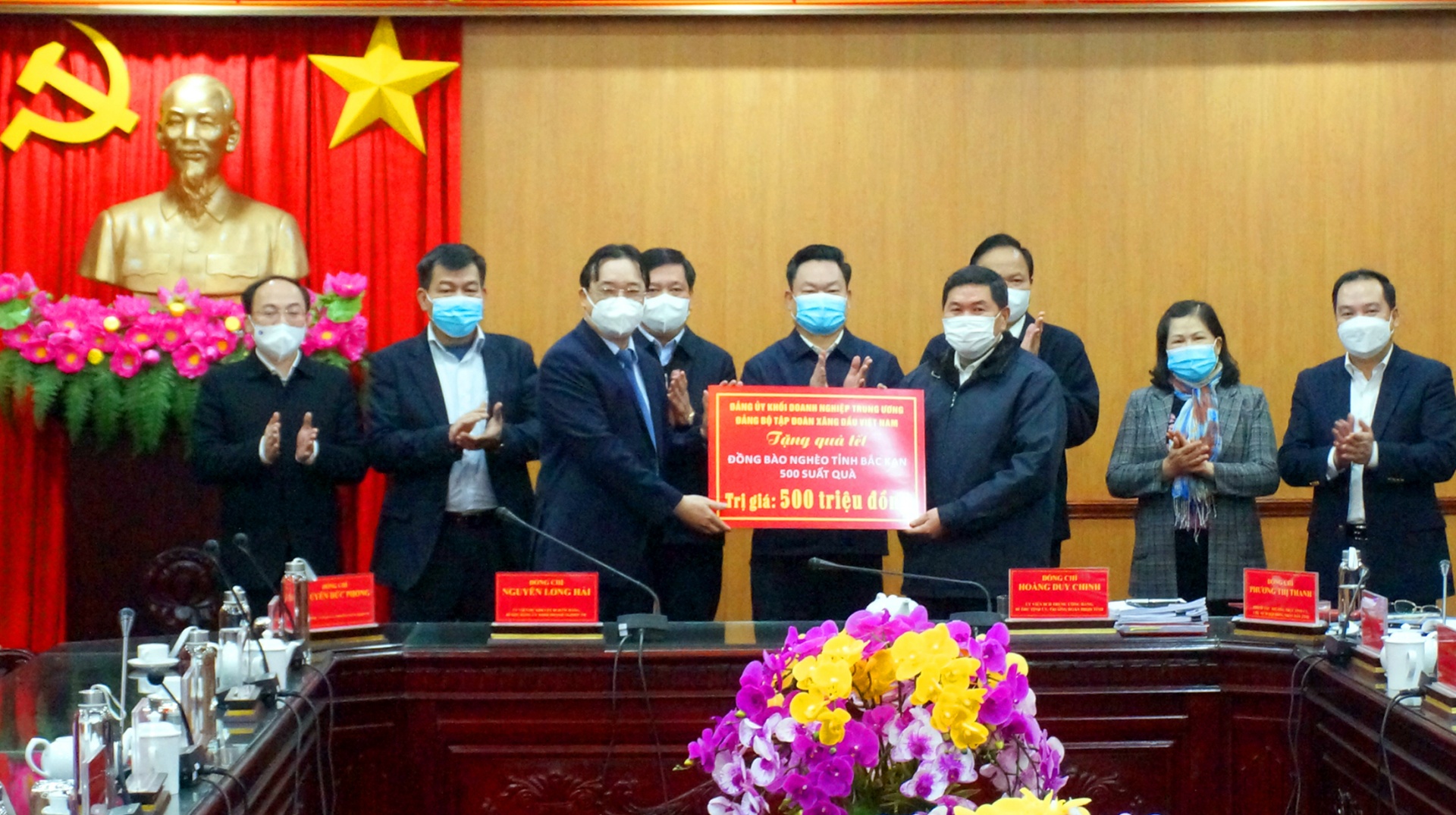 Đoàn công tác của Đảng ủy Khối Doanh nghiệp Trung ương trao biển tượng trưng tặng 500 suất quà Tết cho hộ nghèo tỉnh Bắc Kạn.
