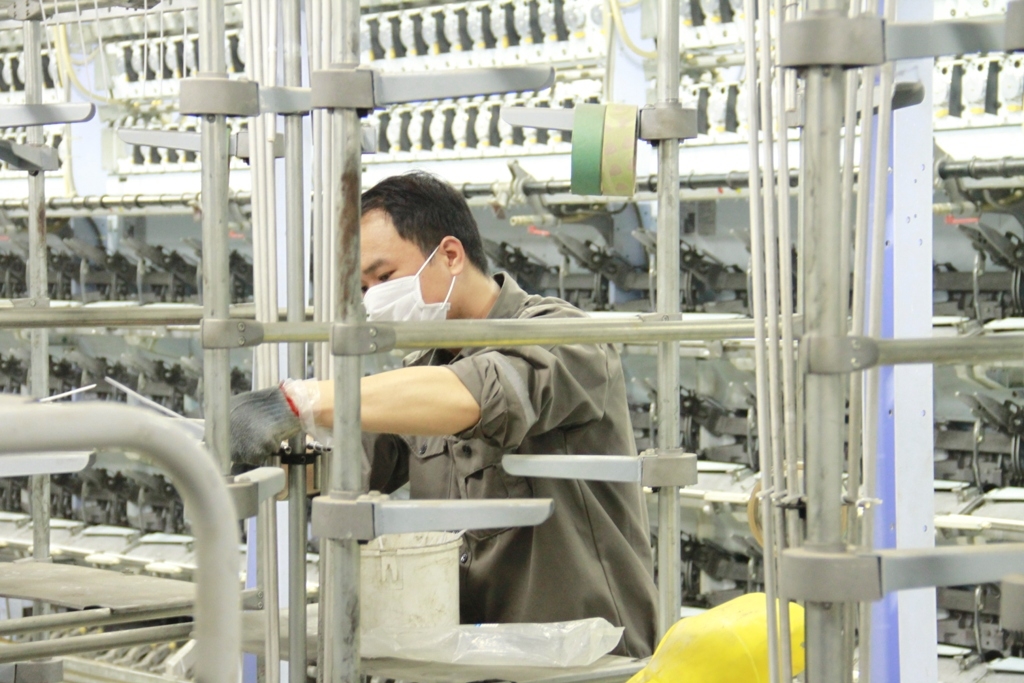 Người lao động kiểm tra dây chuyền.