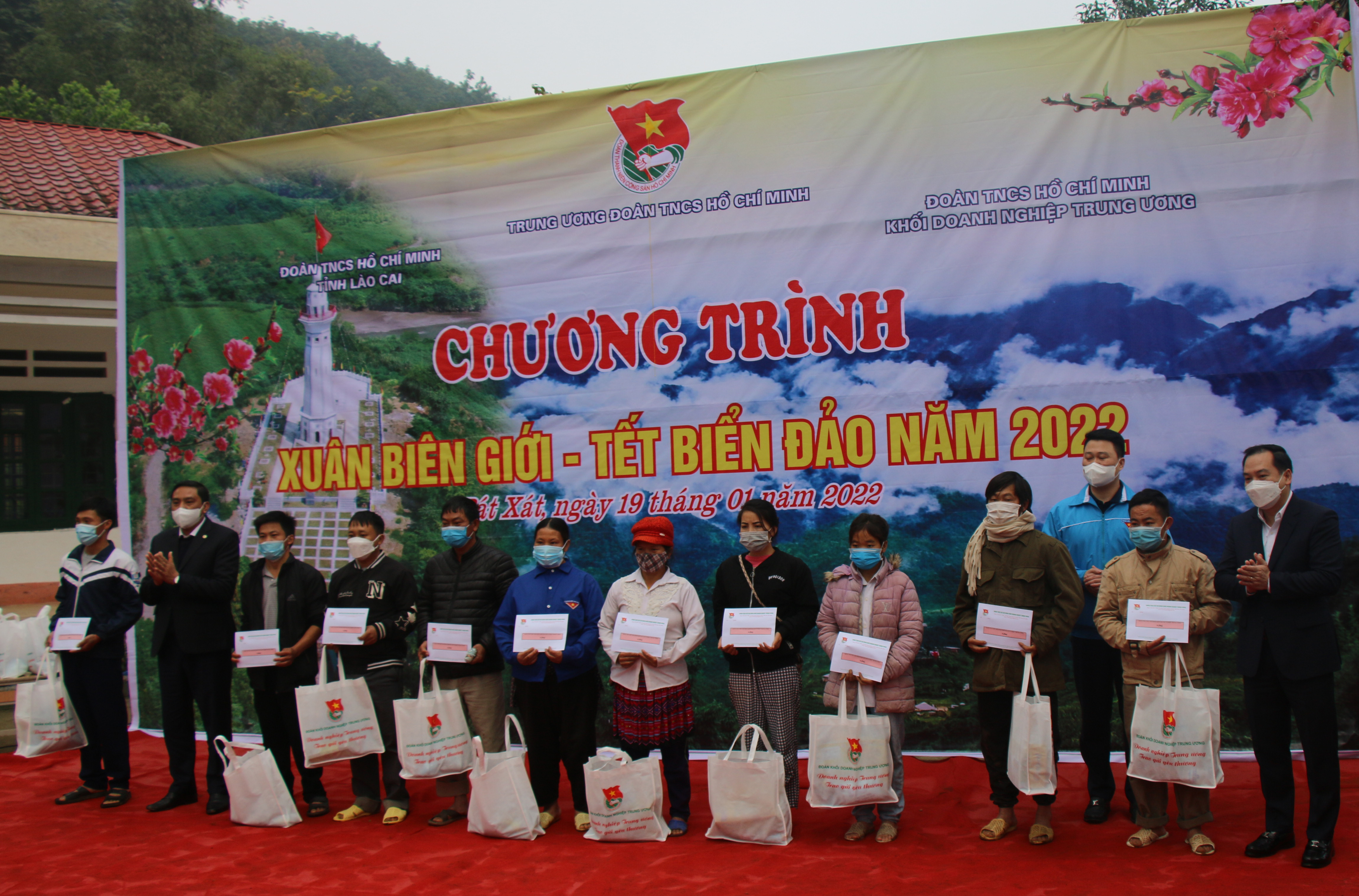 Đồng chí Hồ Xuân Trường, Phó Bí thư Đảng uỷ Khối Doanh nghiệp Trung ương và đồng chí Hoàng Giang, Phó Bí thư Tỉnh uỷ Lào Cai trao tặng quà và túi an sinh cho các hộ gia đình chính sách, gia đình có hoàn cảnh khó khăn trên địa bàn tỉnh Lào Cai.