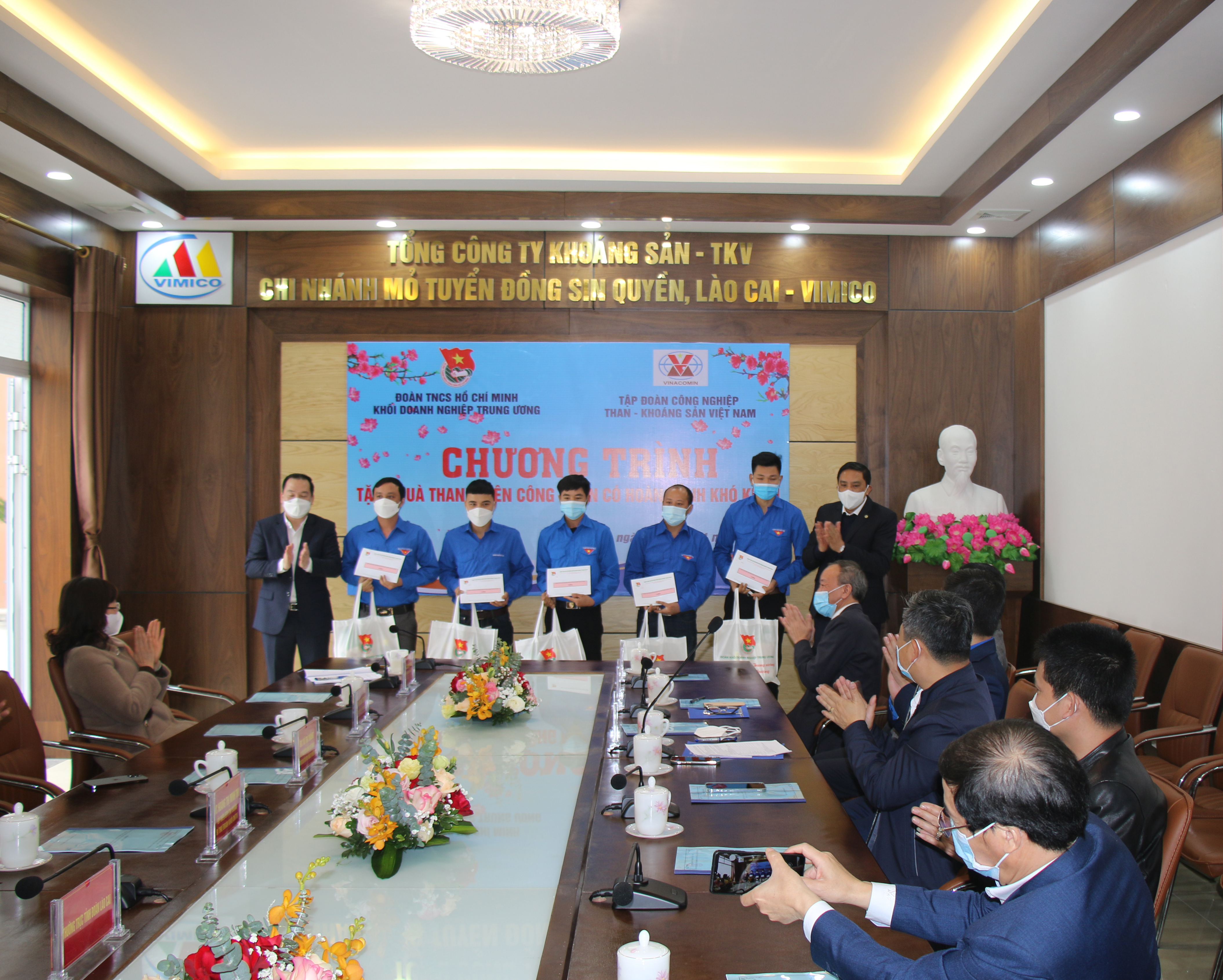 Đồng chí Hồ Xuân Trường, Phó Bí thư Đảng uỷ Khối Doanh nghiệp Trung ương và đồng chí Hoàng Giang, Phó Bí thư Tỉnh uỷ Lào Cai thăm hỏi và trao tặng quà cho thanh niên công nhân có hoàn cảnh khó khăn tại Nhà máy Luyện Đồng Bản Qua và Mỏ Đồng Sinh Quyền huyện Bát Xát, tỉnh Lào Cai.