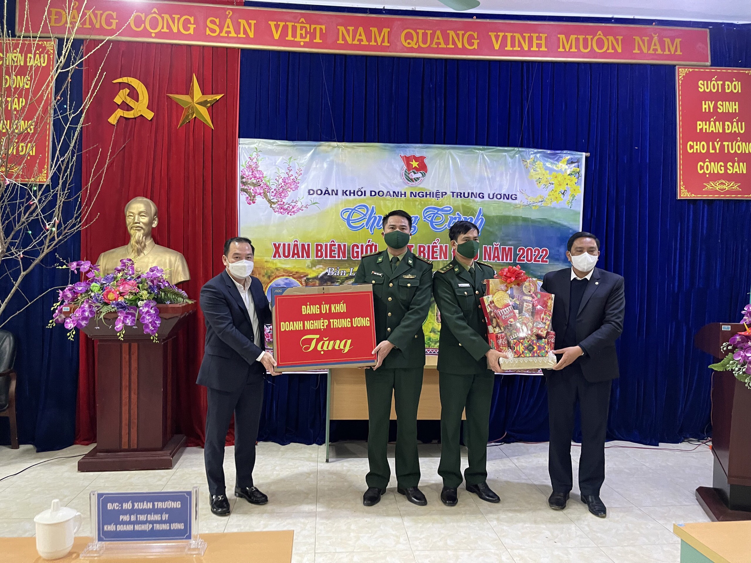 Đồng chí Hồ Xuân Trường, Phó Bí thư Đảng uỷ Khối Doanh nghiệp Trung ương và đồng chí Hoàng Giang, Phó Bí thư Tỉnh uỷ Lào Cai thăm hỏi và trao tặng quà cho các chiến sỹ đồn Biên Phòng Bản Lầu tại xã Bản Lầu, huyện Mường Khương, tỉnh Lào Cai.