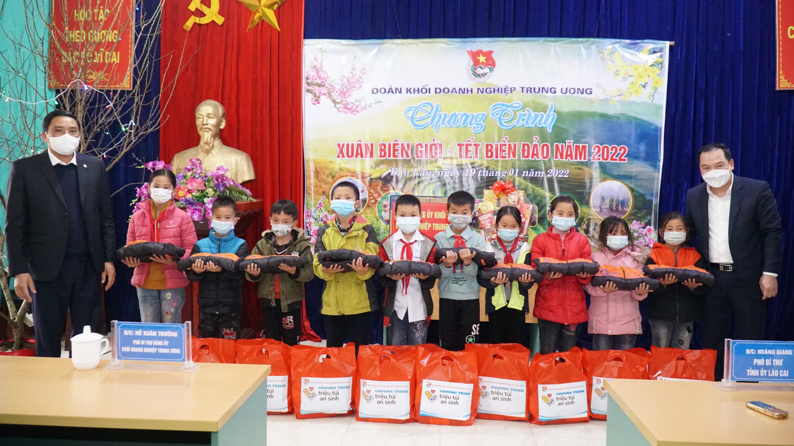 Đồng chí Hồ Xuân Trường, Phó Bí thư Đảng uỷ Khối Doanh nghiệp Trung ương và đồng chí Hoàng Giang, Phó Bí thư Tỉnh uỷ Lào Cai trao tặng quà và túi an sinh cho các em học sinh có hoàn cảnh khó khăn trên địa bàn tỉnh.