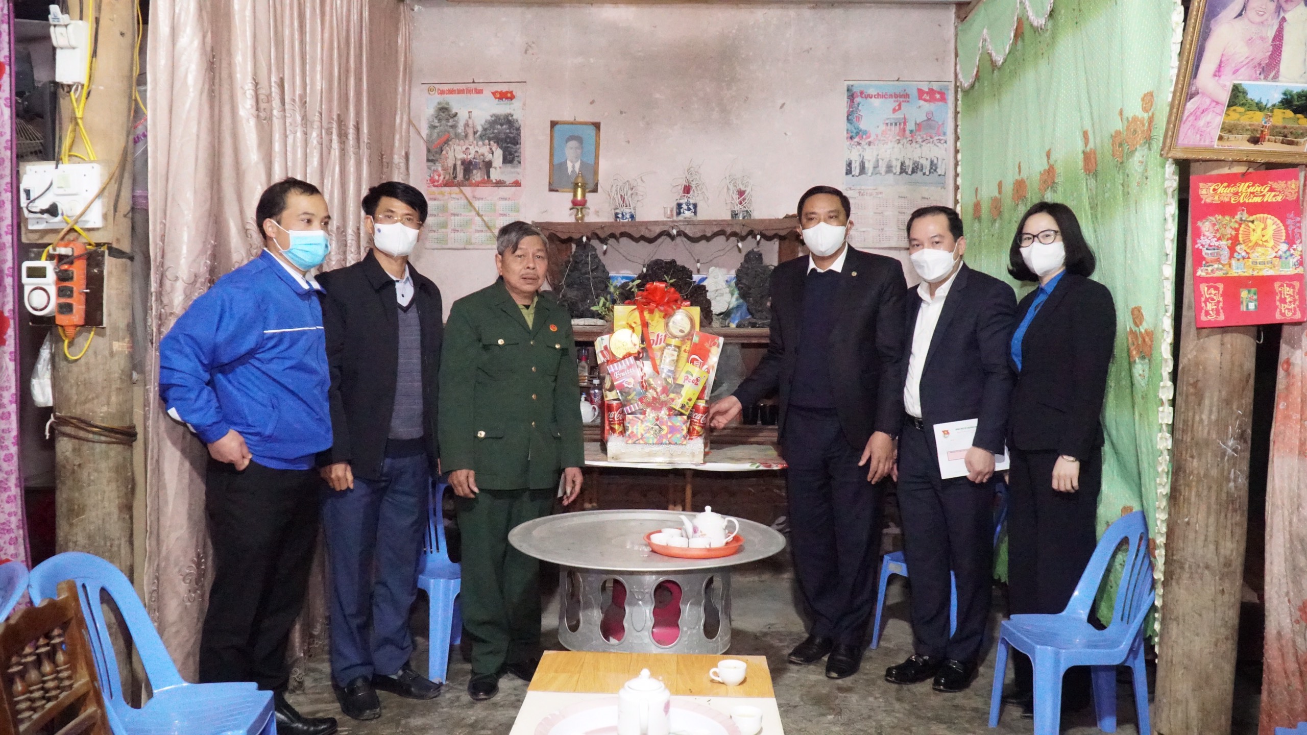 Đồng chí Hồ Xuân Trường, Phó Bí thư Đảng uỷ Khối DNTW, đồng chí Hoàng Giang Phó Bí thư Tỉnh uỷ Lào Cai, đồng chí Hoàng Thị Minh Thu, Bí thư Đoàn Khối và đoàn thăm hỏi, tặng quà gia đình chính sách, người dân có hoàn cảnh khó khăn tại khu vực biên giới nhân dịp Tết Nguyên đán Nhâm Dần 2022.