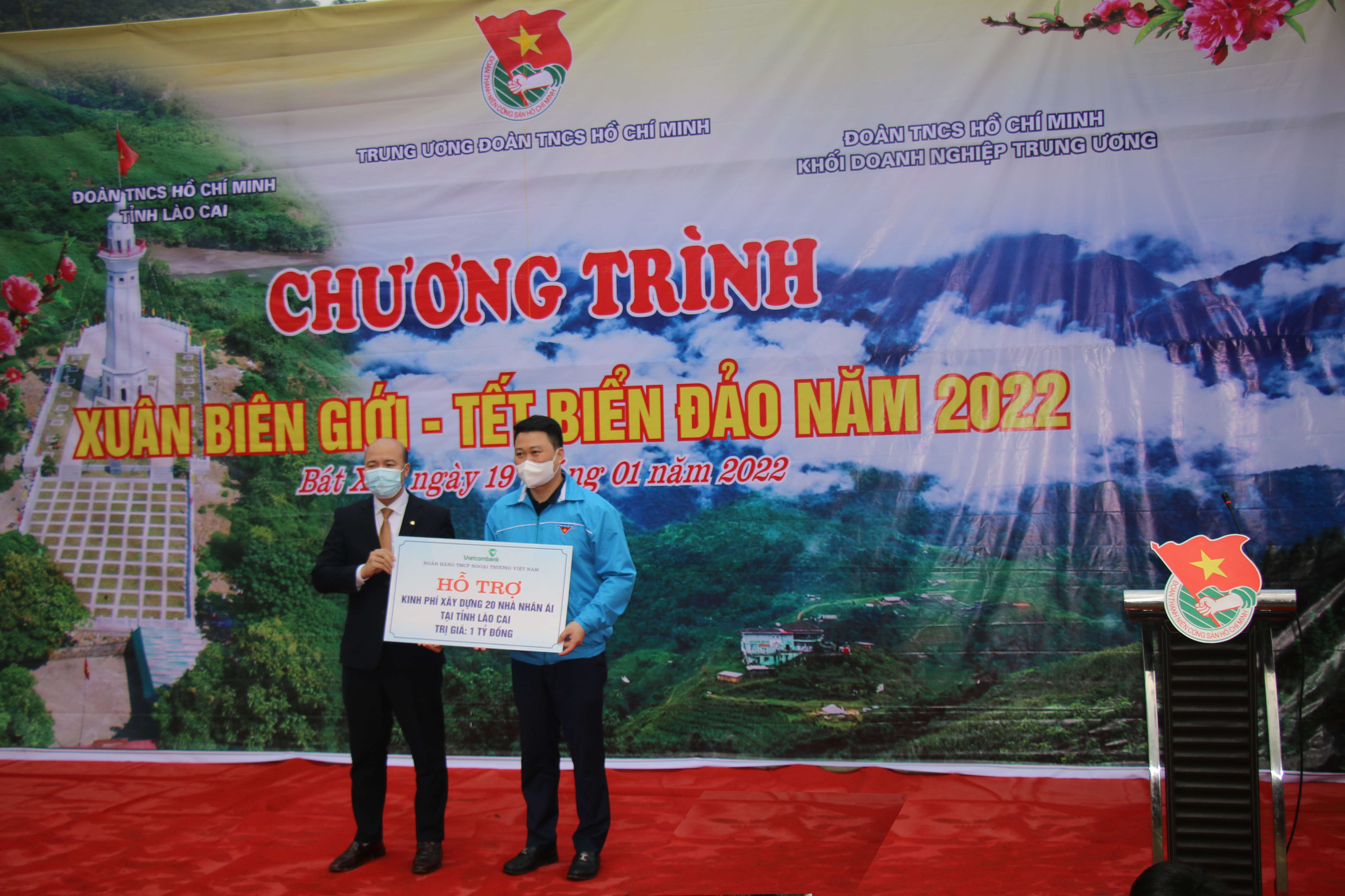 Đại diện lãnh đạo Ngân hàng TMCP Ngoại thương Việt Nam trao tặng biển Hỗ trợ Kinh phí xây dựng 20 nhà nhân ái tại tỉnh Lào Cai, tổng trị giá 1 tỷ đồng.