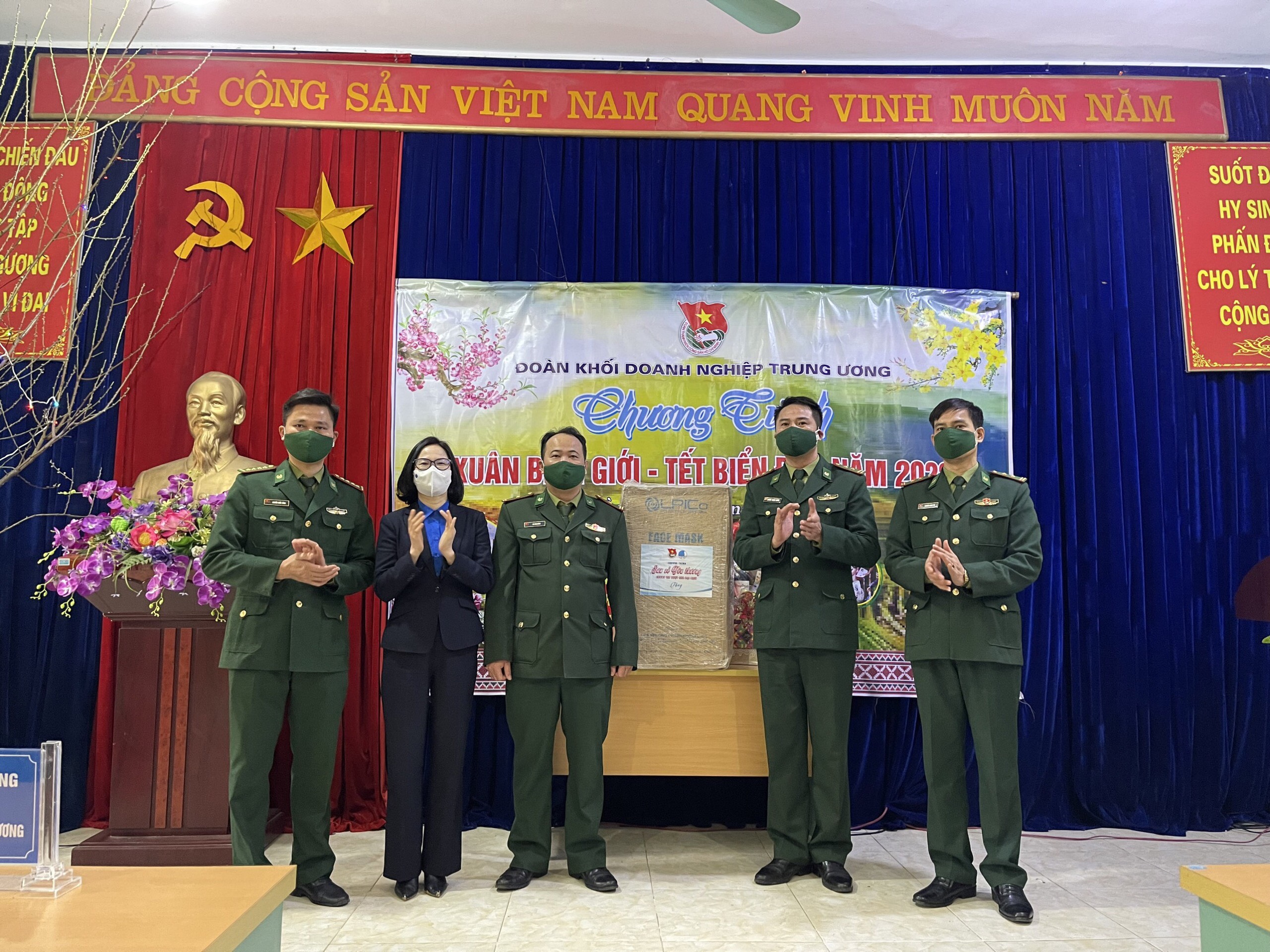 Đồng chí Hoàng Thị Minh Thu, Uỷ viên BTV TW Đoàn, Uỷ viên BCH Đảng bộ Khối Doanh nghiệp trung ương trao tặng quà cho các chiến sỹ đồn Biên Phòng Bản Lầu tại xã Bản Lầu, huyện Mường Khương, tỉnh Lào Cai.