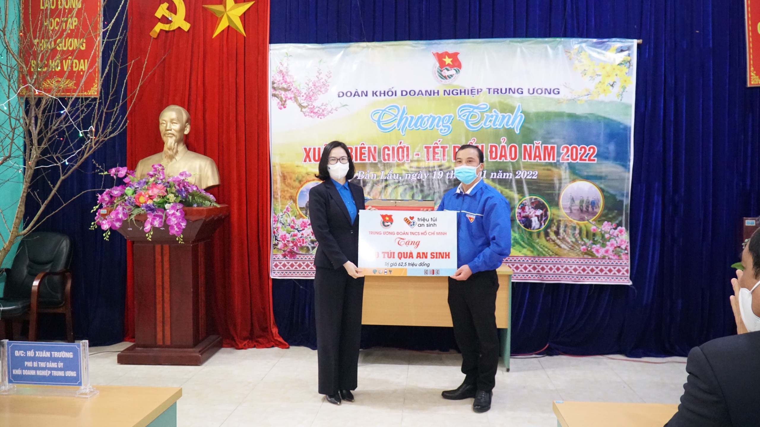 Bí thư Đoàn Khối Doanh nghiệp Trung ương Hoàng Thị Minh Thu trao tặng biển hỗ trợ túi quà an sinh trị giá 62,5 triệu đồng.