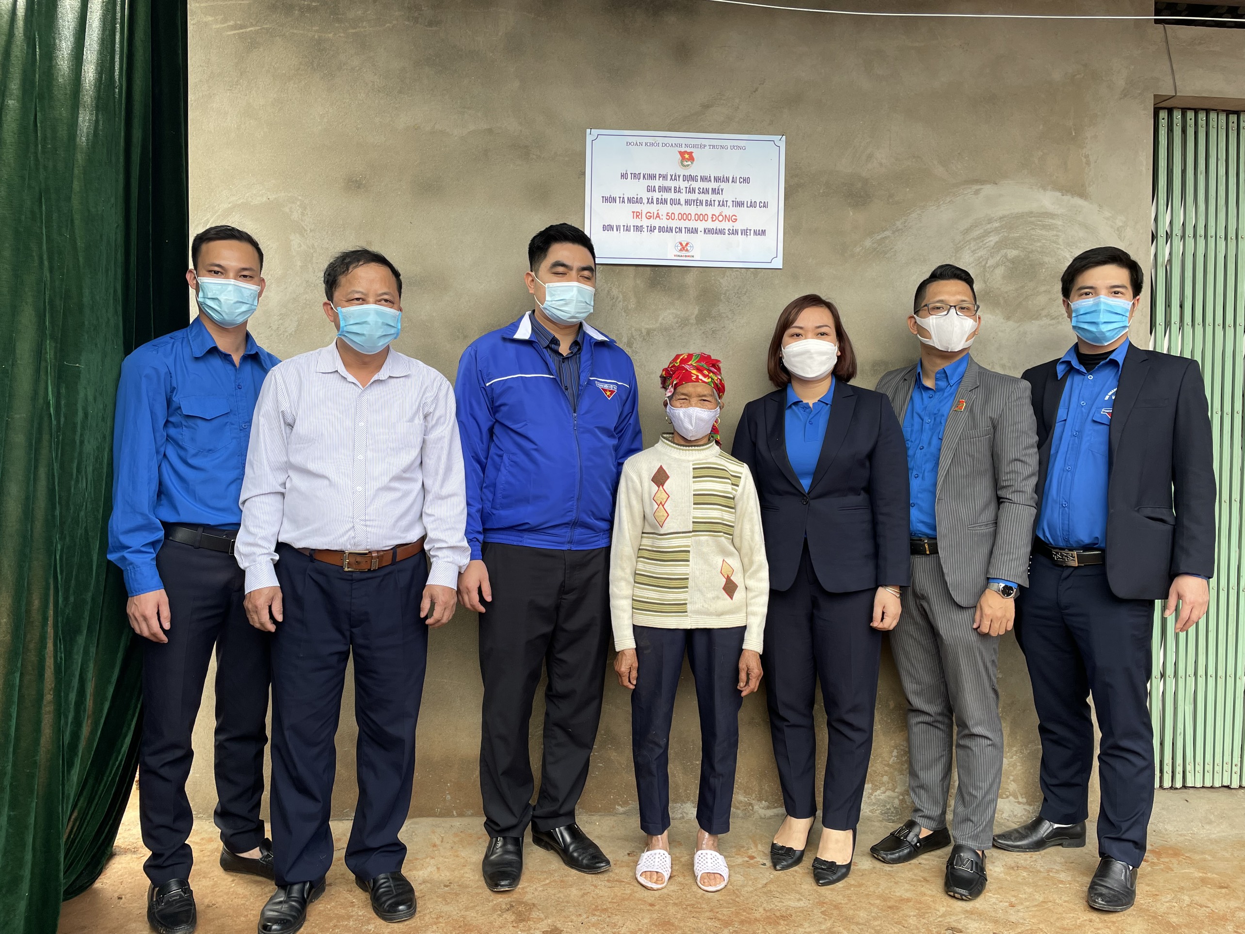 Đồng chí Trần Thị Ngọc Quỳnh, Phó Bí thư Đoàn Khối DNTW cùng đoàn khánh thành và trao biển Hỗ trợ kinh phí xây dựng nhà nhân ái cho Gia đình Bà Tẩn San Mẩy tại Thôn Tả Ngảo, xã Bản Qua, huyện Bát Xát, tỉnh Lào Cai, trị giá: 50 triệu đồng (Kinh phí do Đoàn Tập đoàn CN Than - Khoáng sản Việt Nam tài trợ).