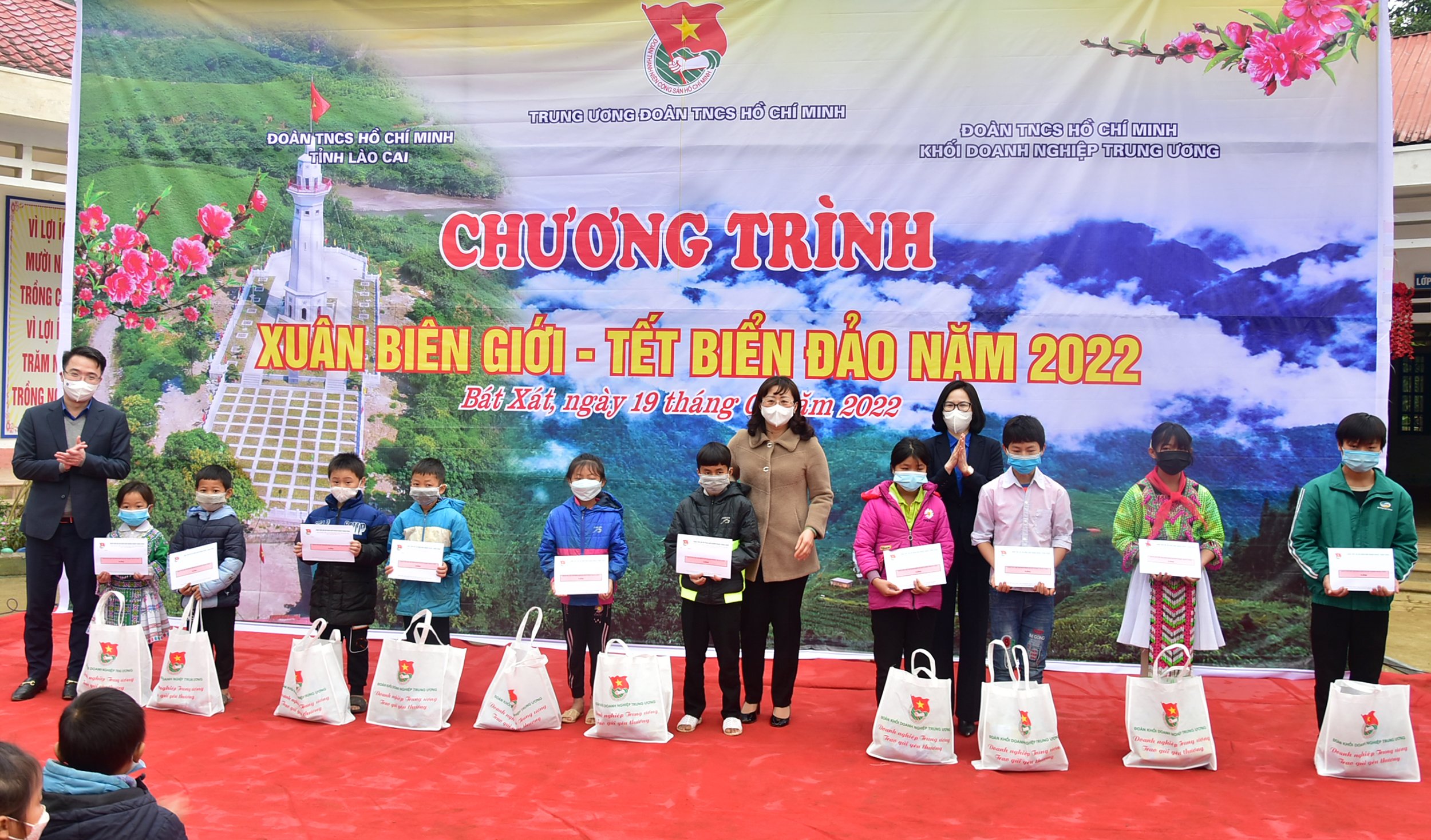 Đồng chí Nguyễn Tường Lâm, Bí thư Trung ương Đoàn và đồng chí Hoàng Thị Minh Thu, Uỷ viên BTV Trung ương Đoàn, Uỷ viên BCH Đảng bộ Khối, Bí thư Đoàn Khối DNTW trao tặng quà và túi an sinh cho các em học sinh có hoàn cảnh khó khăn tỉnh Lào Cai.