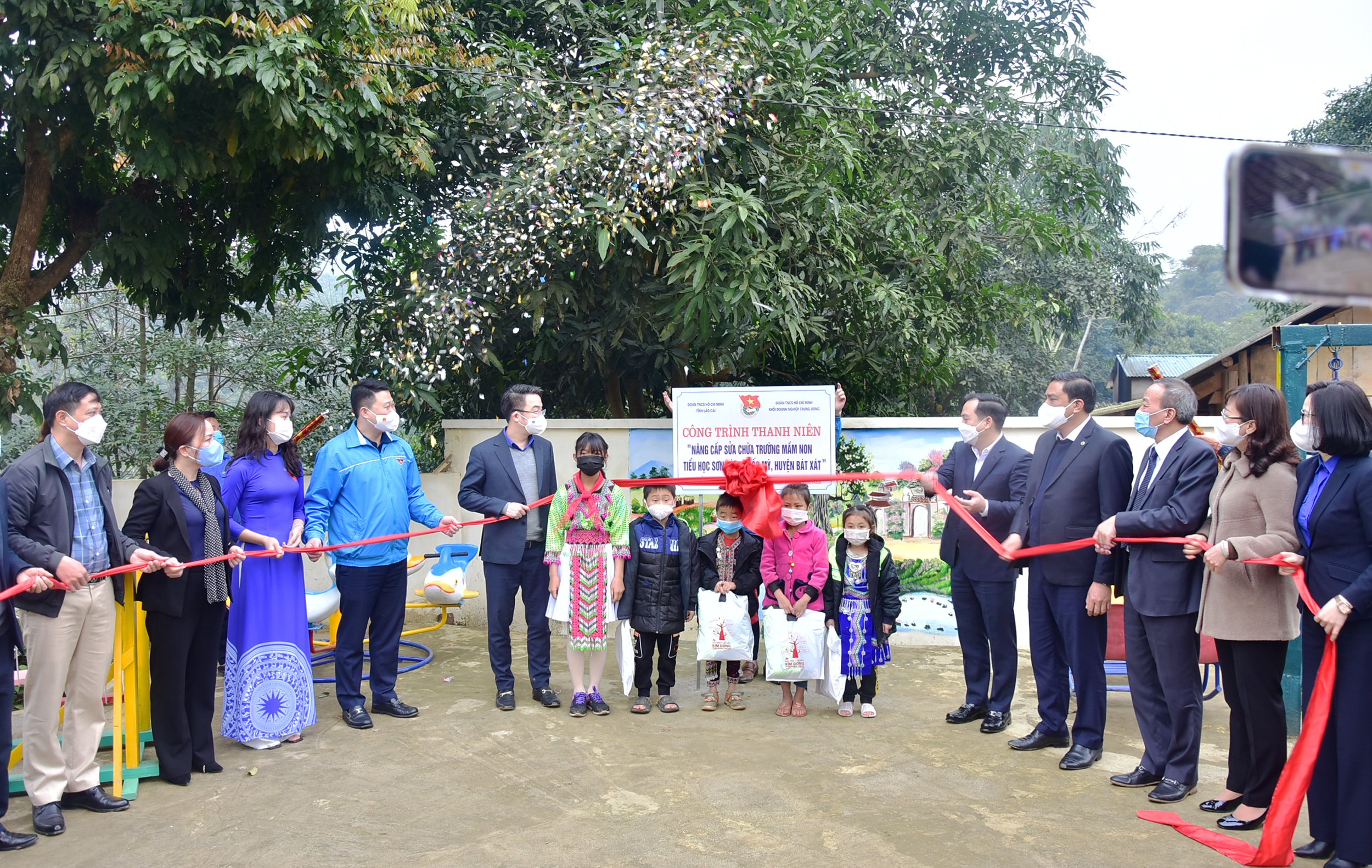Đồng chí Hồ Xuân Trường, Phó Bí thư Đảng uỷ Khối Doanh nghiệp Trung ương, đồng chí Hoàng Giang, Phó Bí thư Tỉnh uỷ Lào Cai và đồng chí Nguyễn Tường Lâm, Bí thư Trung ương Đoàn cùng đại diện lãnh đạo đoàn, lãnh đạo các đơn vị cắt băng khánh thành Công trình Thanh niên 