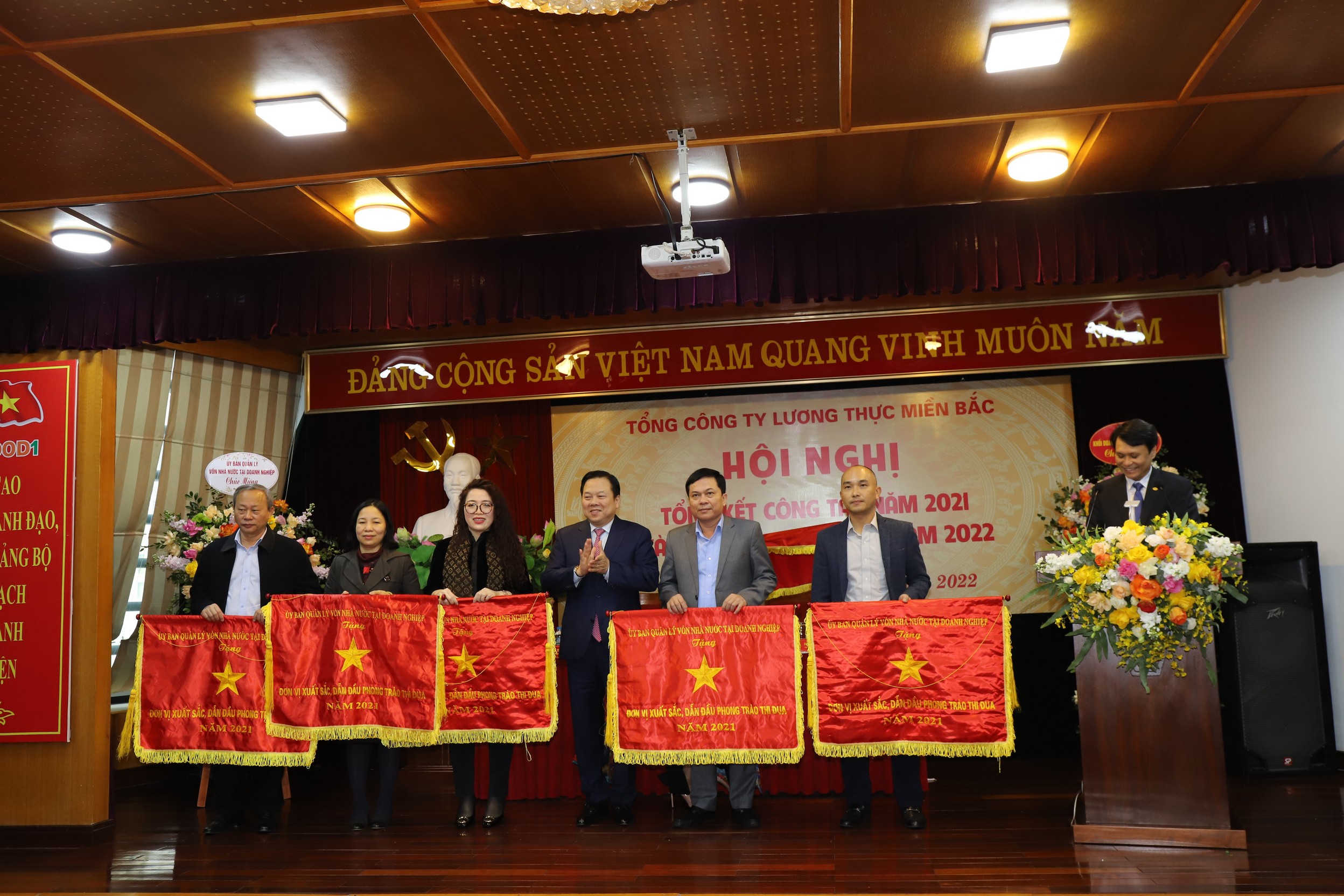 Đ/c Nguyễn Hoàng Anh, Ủy viên BCH Trung ương Đảng, Chủ tịch Ủy ban Quản lý vốn nhà nước tại doanh nghiệp trào Cờ thi đua của Ủy ban cho các tập thể đã Hoàn thành xuất sắc nhiệm vụ năm 2021.