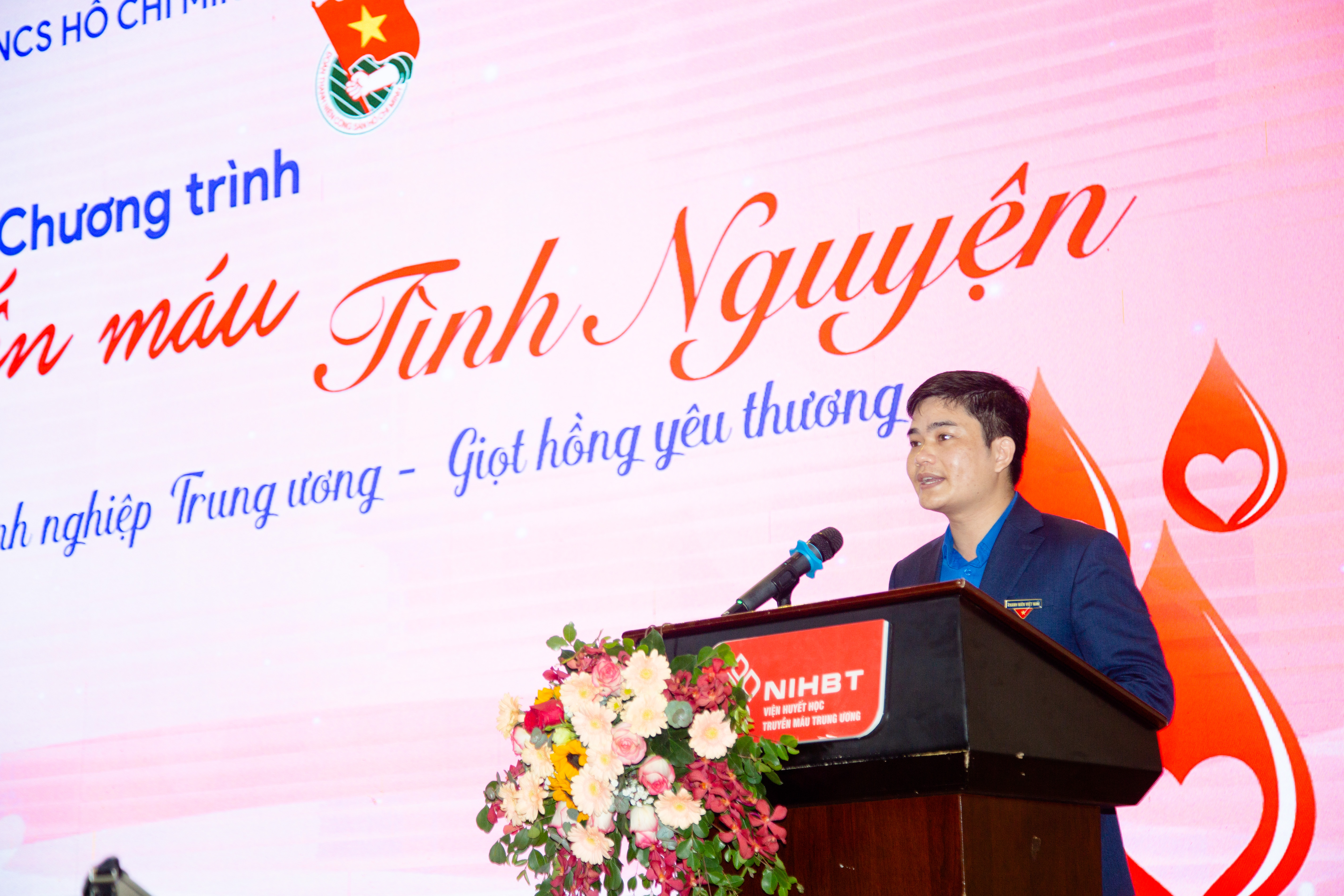 Đồng chí Nguyễn Văn Thuấn, Uỷ viên BCH Đoàn Khối, Bí thư Đoàn Tập đoàn Công nghiệp Than - Khoáng sản, đại diện cho đoàn viên thanh niên Khối Doanh nghiệp Trung ương phát biểu hưởng ứng Chương trình hiến máu tình nguyện.