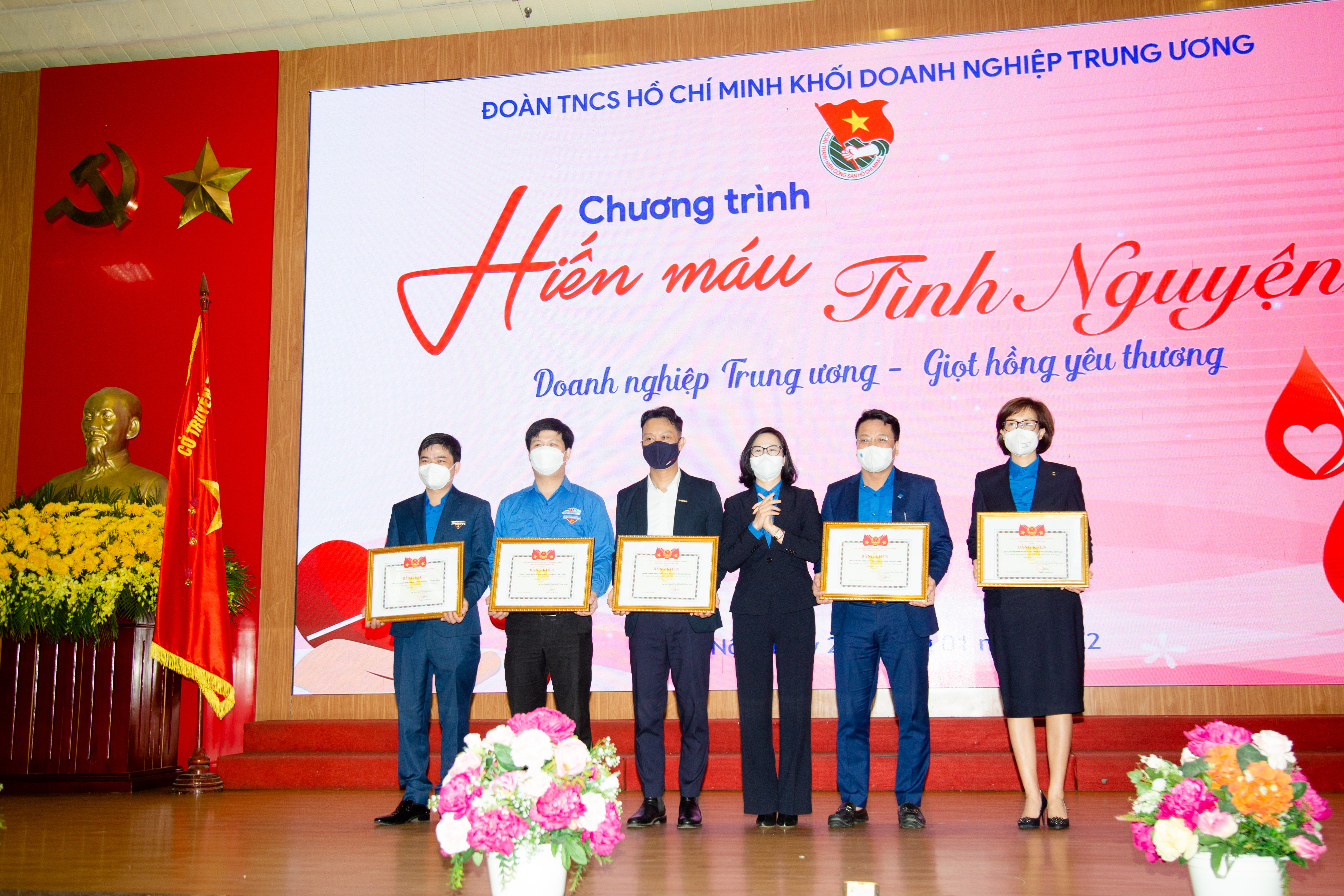 Đồng chí Hoàng Thị Minh Thu, Uỷ viên BTV TW Đoàn, Uỷ viên BCH Đảng bộ Khối, Bí thư Đoàn Khối DNTW khen thưởng 05 tập thể tiêu biểu có thành tích xuất sắc trong phong trào hiến máu tình nguyện Đoàn Khối DNTW giai đoạn 2020 - 2021.