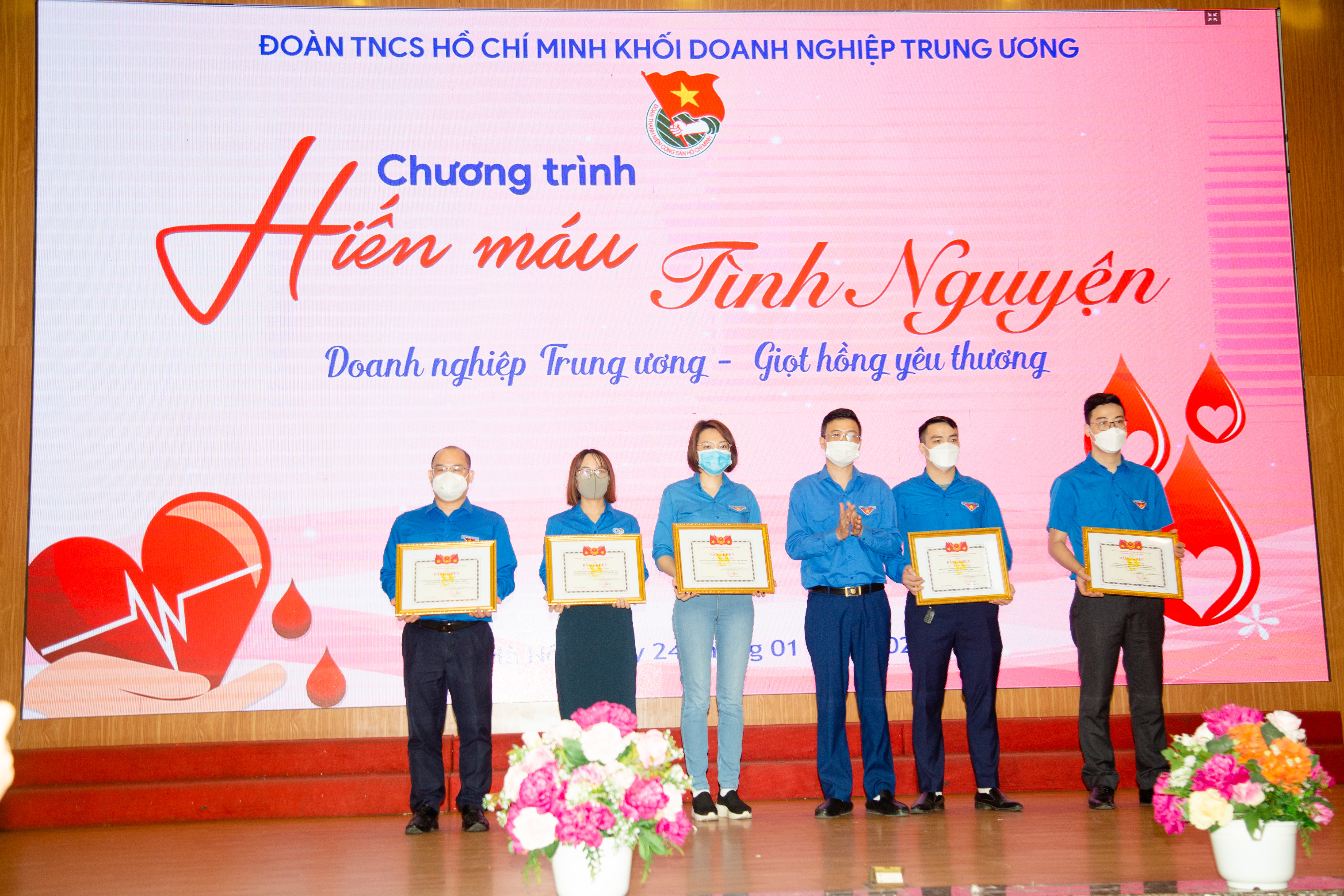 Đồng chí Nguyễn Văn Quyết, Phó Bí thư thường trực Đoàn Khối khen thưởng các cá nhân tiêu biểu có thành tích xuất sắc trong phong trào hiến máu tình nguyện Đoàn Khối DNTW giai đoạn 2020 - 2021.