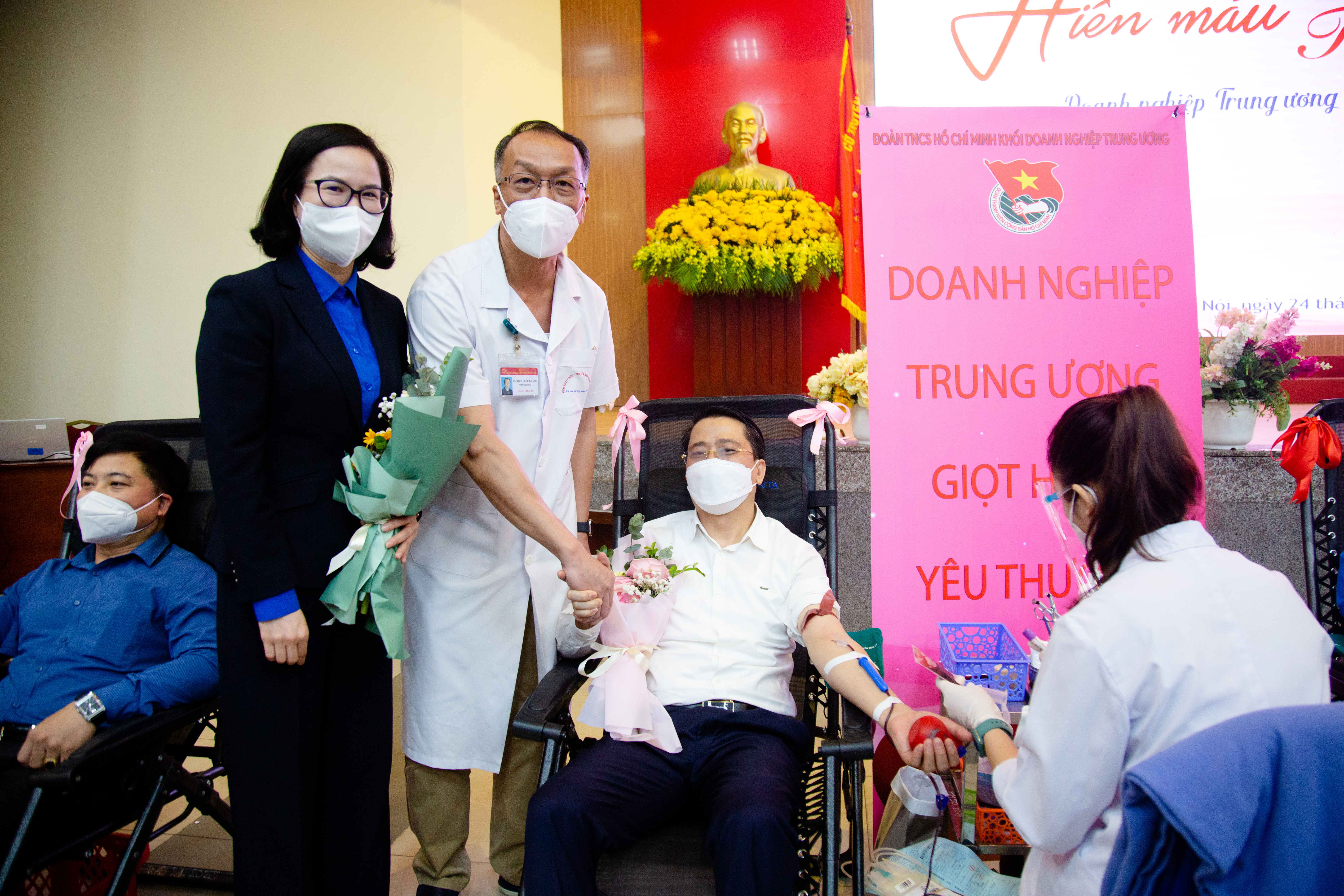 Các đồng chí lãnh đạo, cán bộ các ban, đơn vị Đảng uỷ Khối tham gia hiến máu tại Chương trình. (Trong ảnh: TS.BS Bạch Quốc Khánh, Viện Trưởng Viện Huyết học Truyền máu TW cùng đồng chí Hoàng Thị Minh Thu, Uỷ viên BTV TW Đoàn, Uỷ viên BCH Đảng bộ Khối, Bí thư Đoàn Khối DNTW tặng hoa Đồng chí Vũ Trí Thắng, Uỷ viên BCH Đảng bộ Khối, Trưởng Ban Dân vận Đảng uỷ Khối DNTW tham gia hiến máu)