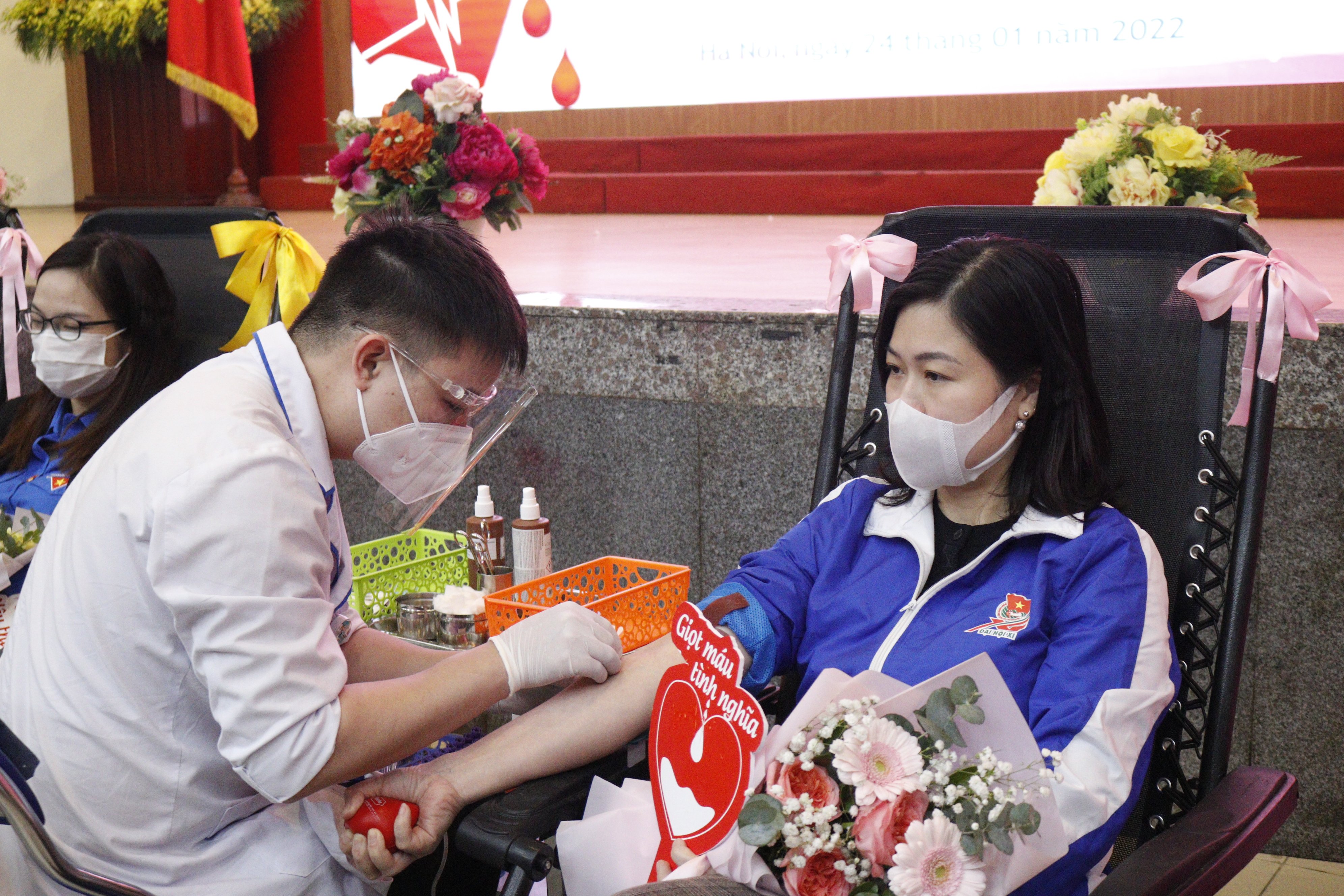 Đồng chí Trịnh Thị Mai Phương, Uỷ viên BCH Trung ương Đoàn, Quyền Trưởng Ban Quốc tế Trung ương Đoàn tham gia hiến máu tình nguyện.