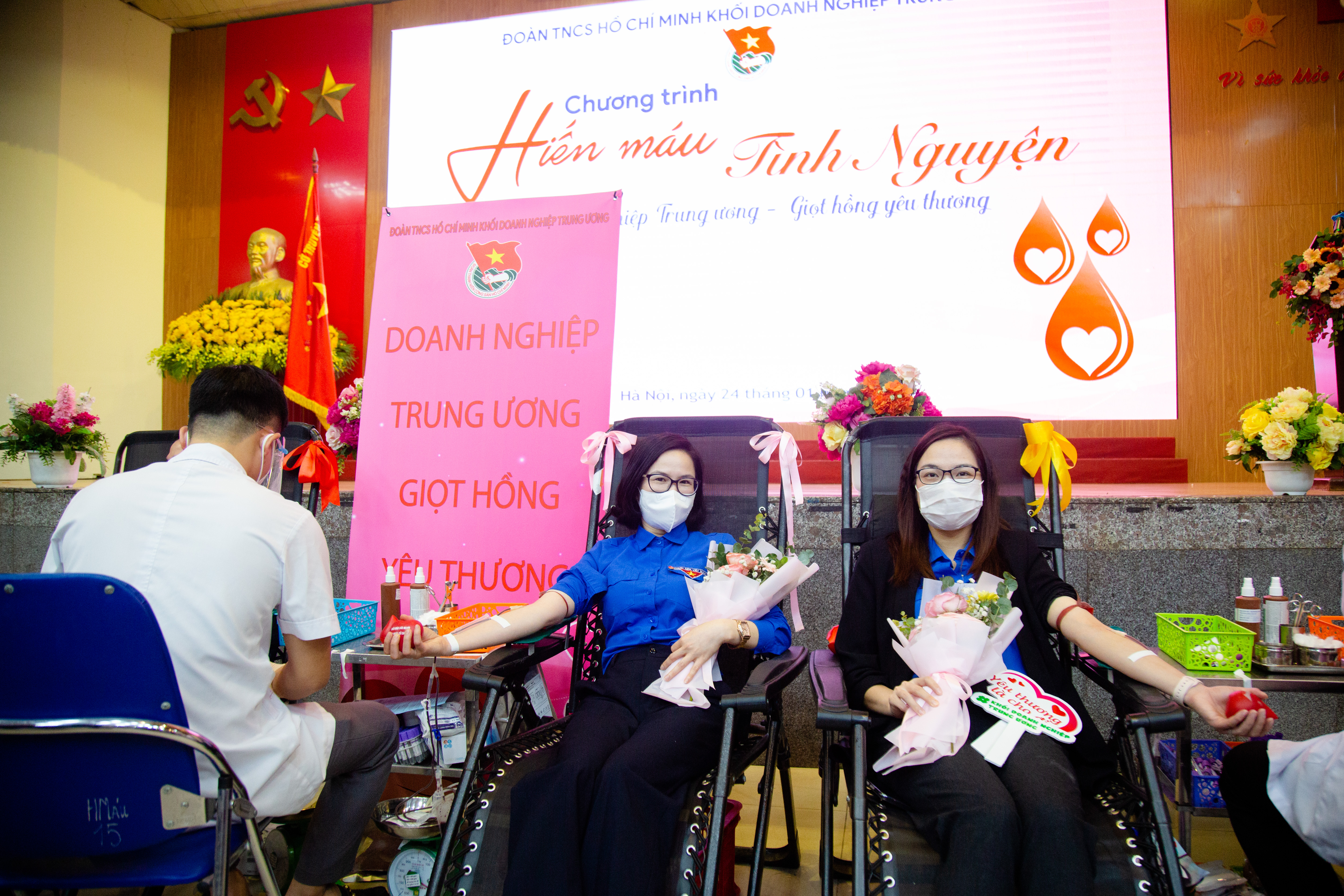 Các đồng chí lãnh đạo đoàn tham gia hiến máu. (Trong ảnh: Đồng chí Hoàng Thị Minh Thu, Bí thư Đoàn Khối DNTW và đồng chí Trần Hoài Minh, Phó trưởng ban Quốc tế Trung ương Đoàn tham gia hiến máu tình nguyện)