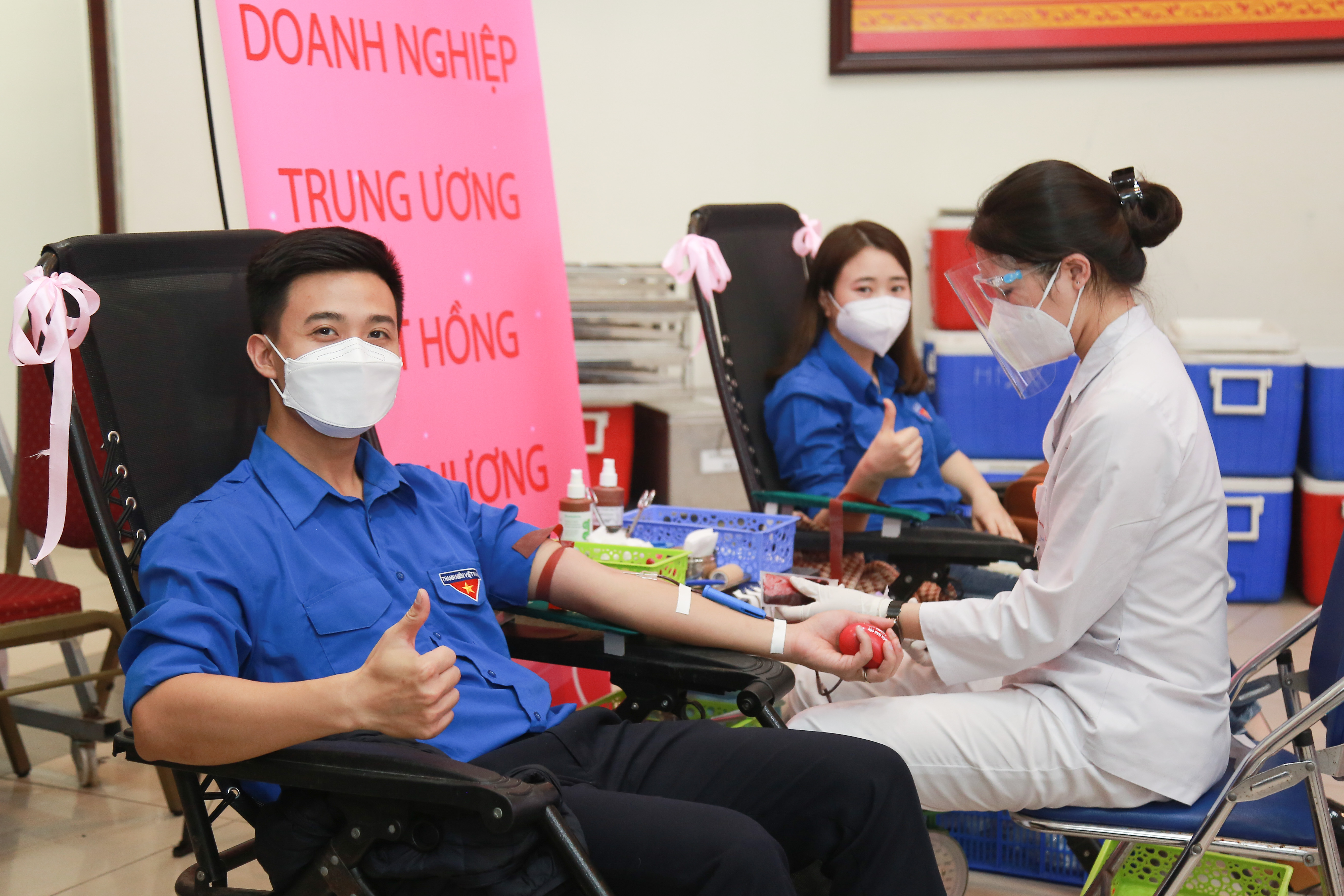 Các đồng chí cán bộ đoàn chủ chốt, đoàn viên thanh niên trong Khối tham gia hiến máu.