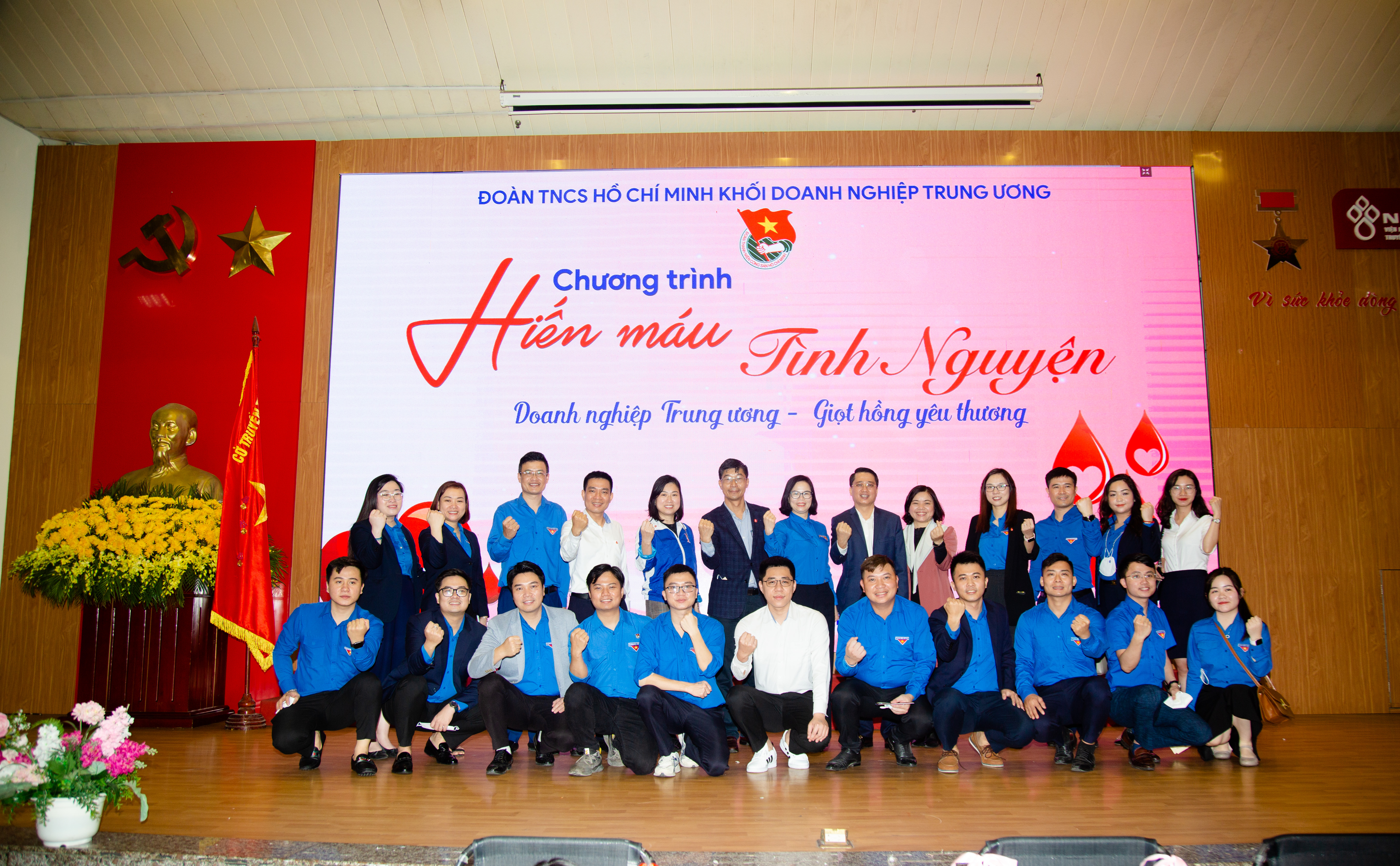 Tập thể Ban tổ chức và khách mời Chương trình hiến máu tình nguyện 