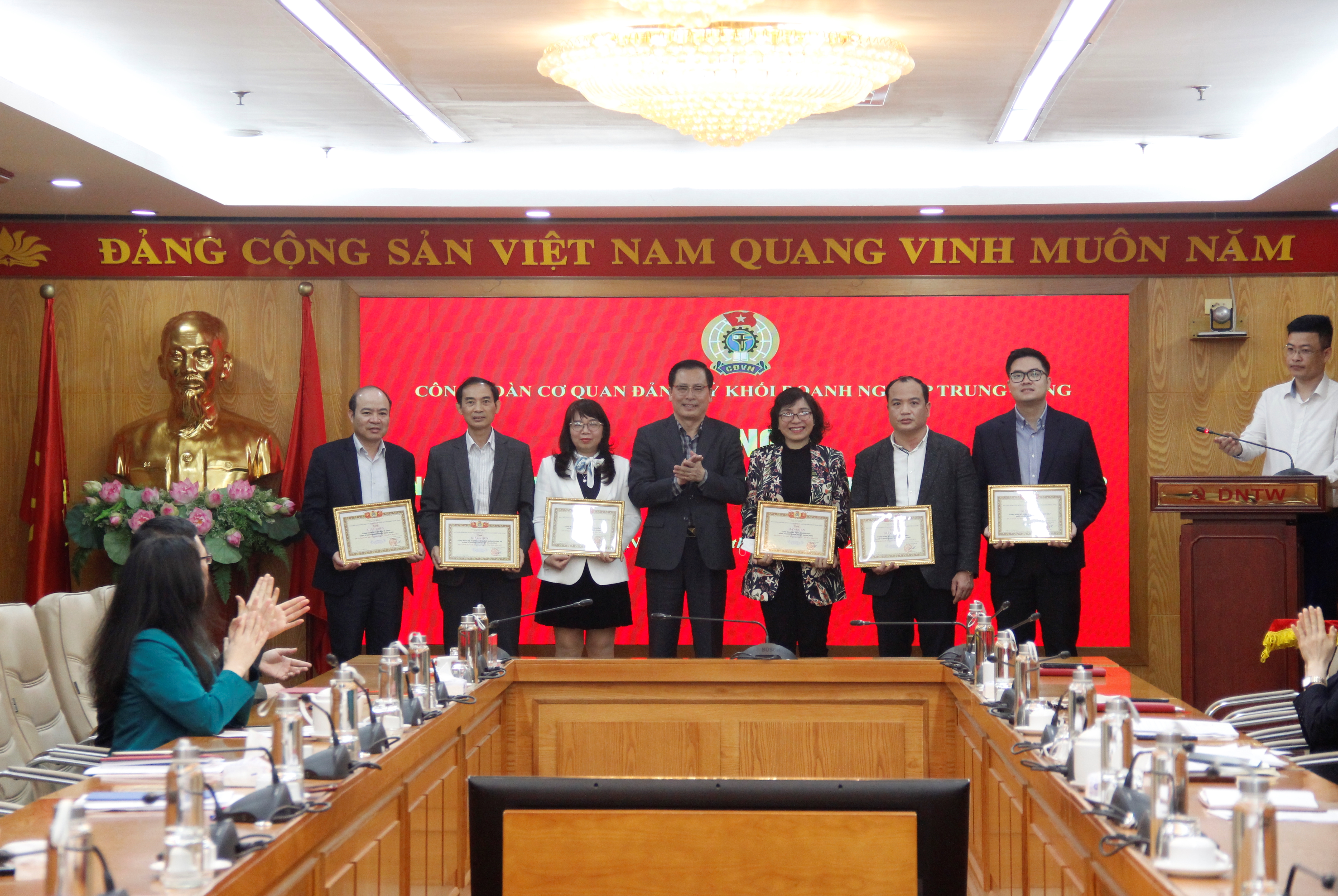 Đồng chí Chu Đình Động, Ủy viên Ban Thường vụ, Trưởng Ban Tổ chức Đảng ủy Khối, Phó Bí thư Đảng ủy, Chủ tịch Công đoàn Cơ quan Đảng ủy Khối trao tặng Giấy khen cho 07 Công đoàn bộ phận đã có thành tích xuất sắc trong năm 2021.