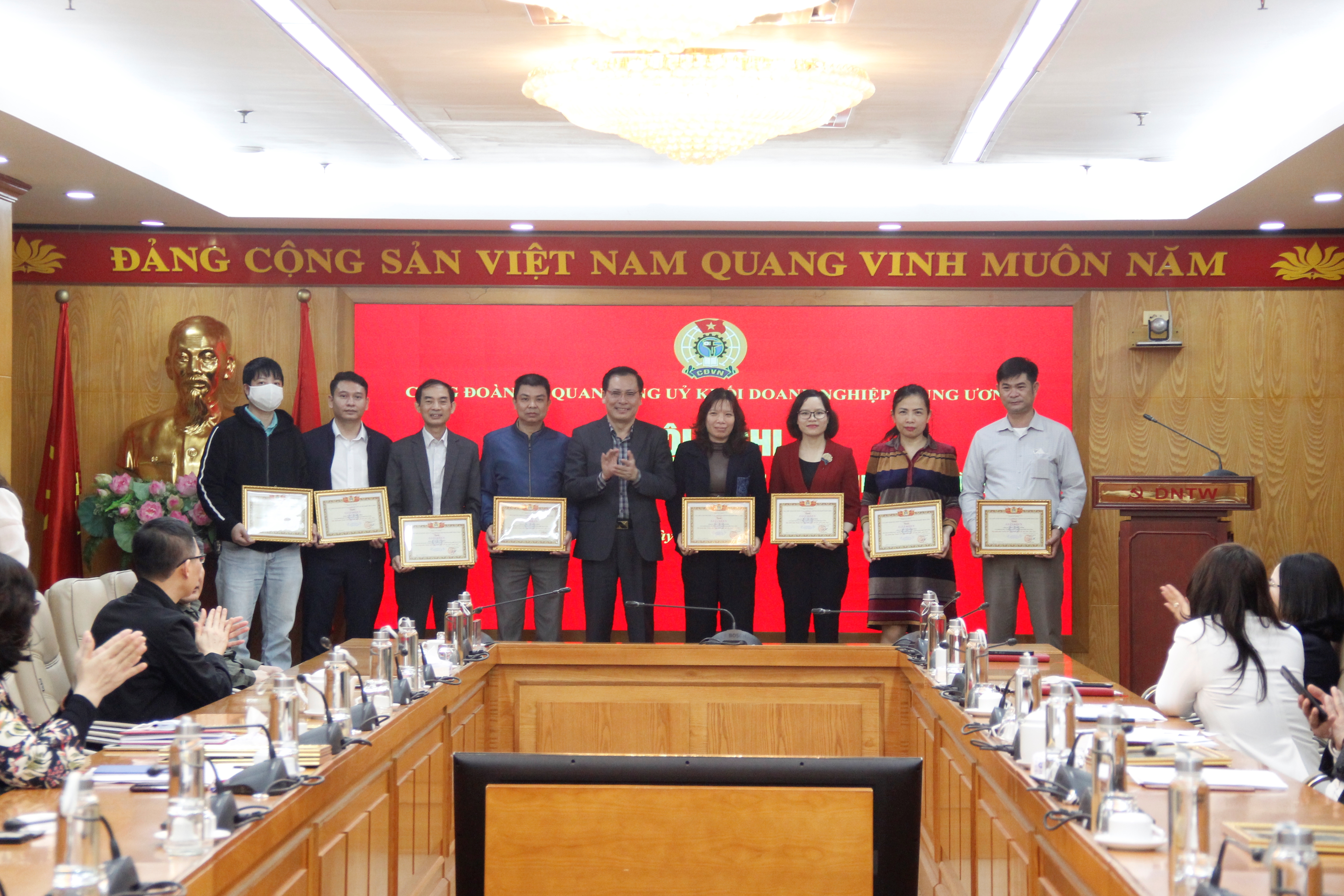 Đồng chí Chu Đình Động, Ủy viên Ban Thường vụ, Trưởng Ban Tổ chức Đảng ủy Khối, Phó Bí thư Đảng ủy, Chủ tịch Công đoàn Cơ quan Đảng ủy Khối trao tặng Giấy khen cho đoàn viên Công đoàn có thành tích xuất sắc tiêu biểu năm 2021