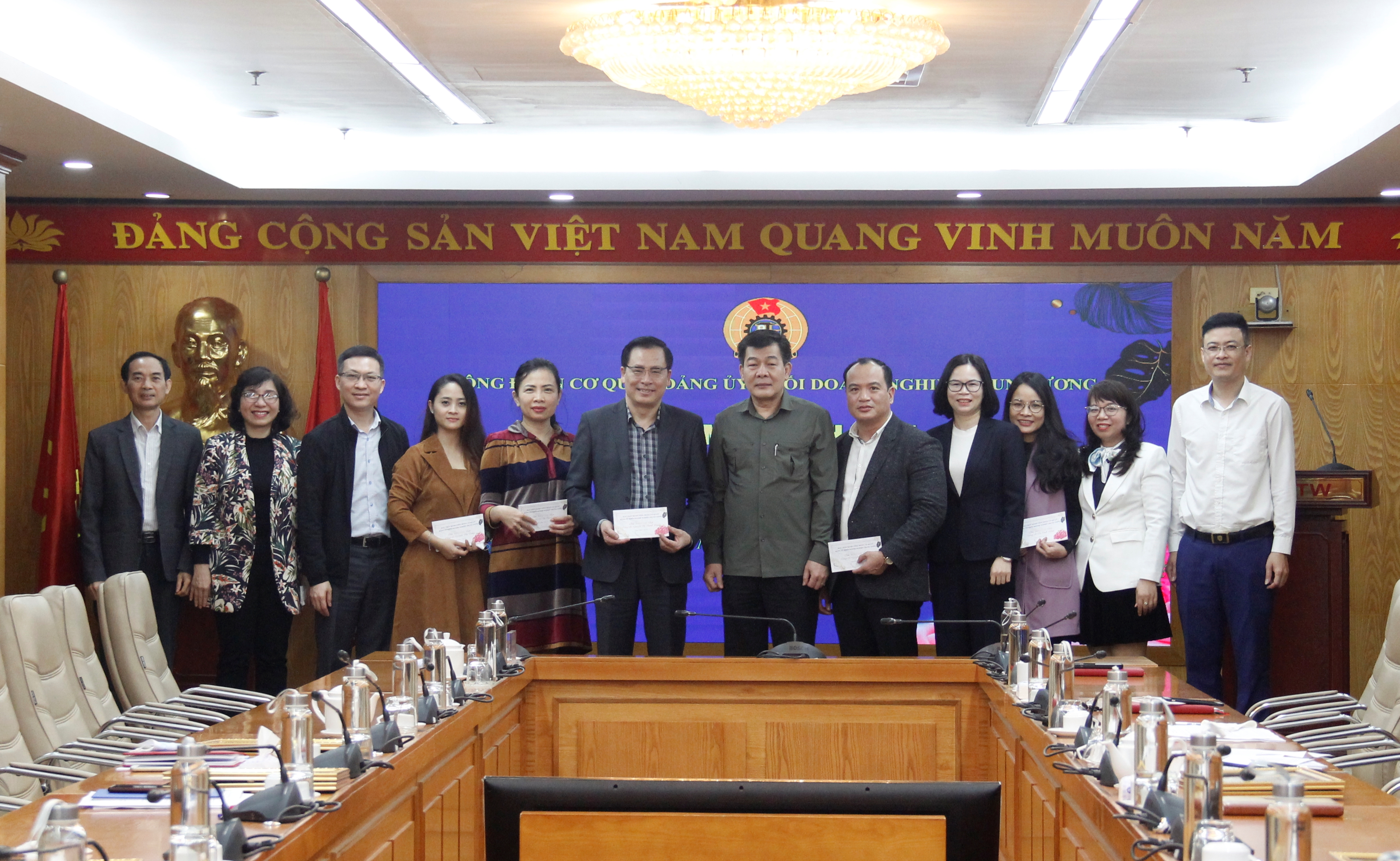 Ban Chấp hành Công đoàn Cơ quan Đảng ủy Khối chụp ảnh lưu niệm cùng các đoàn viên công đoàn Cơ quan Đảng ủy Khối có ngày sinh nhật trong tháng 01