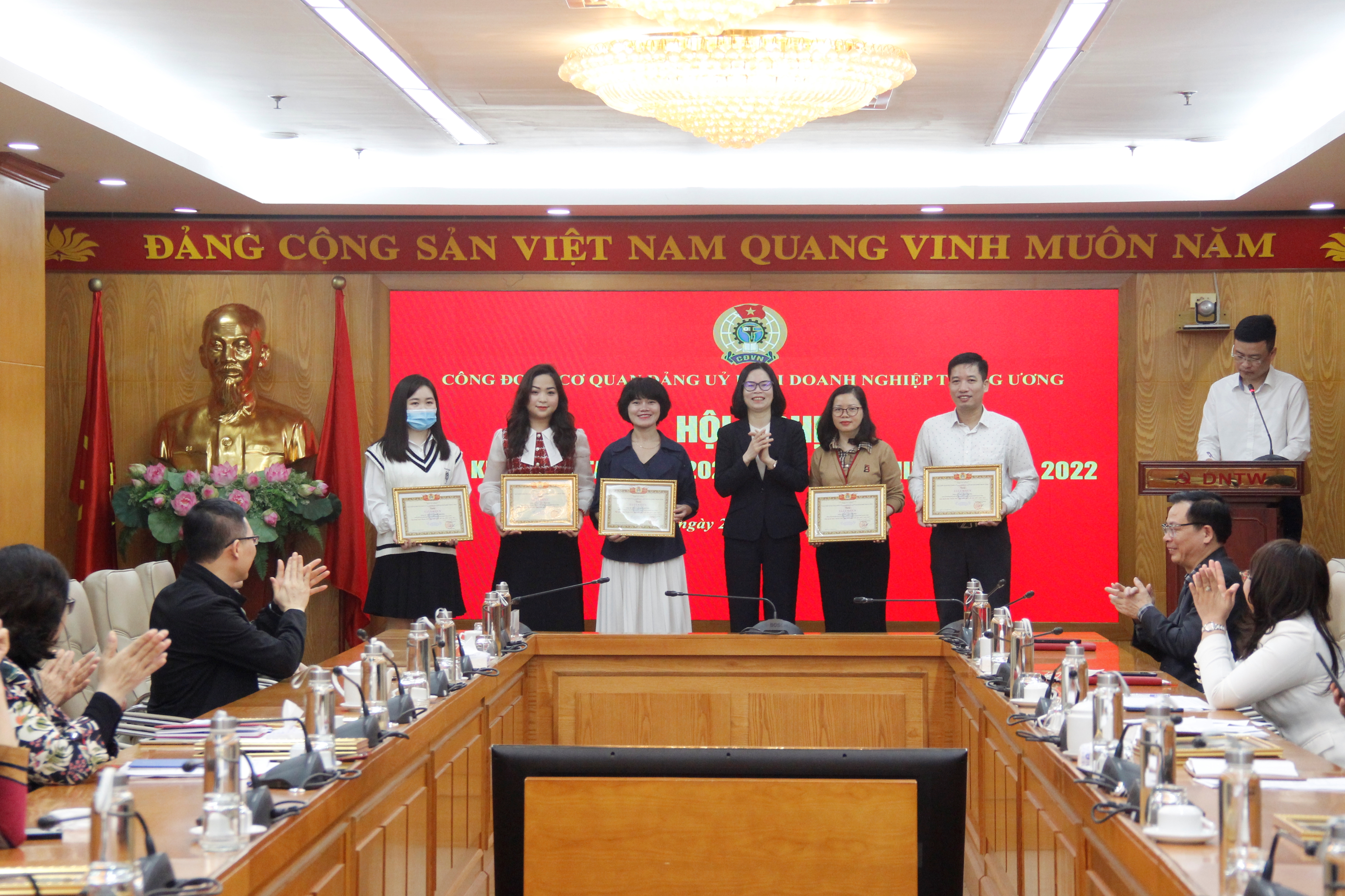    Đồng chí Hoàng Thị Minh Thu, Ủy viên BCH Đảng bộ Khối, Bí thư Đoàn Khối, Phó Chủ tịch Công đoàn Cơ quan Đảng ủy Khối trao tặng Giấy khen cho đoàn viên Công đoàn có thành tích xuất sắc tiêu biểu năm 2021.