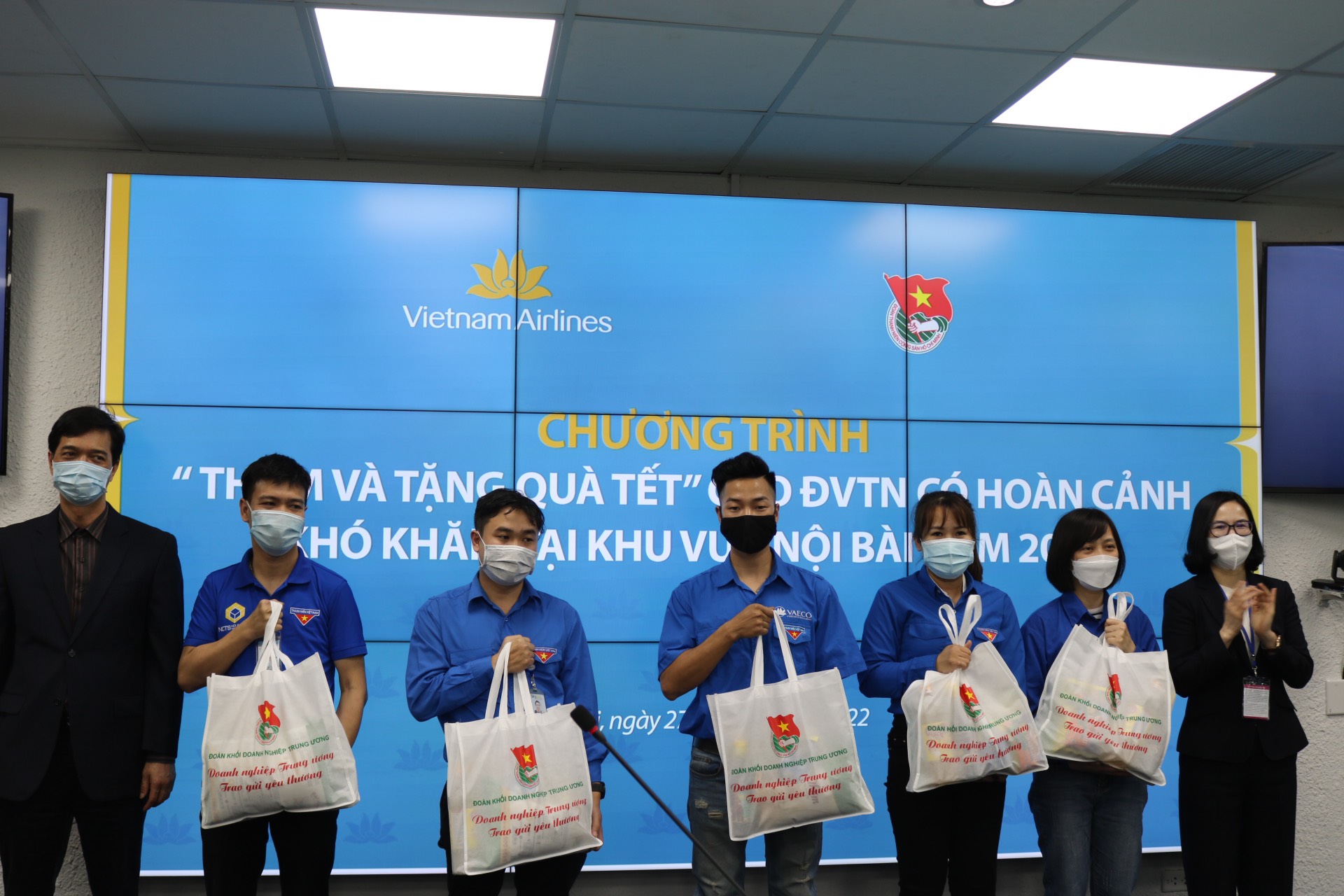 Đ/c Hoàng Thị Minh Thu, Bí thư Đoàn Khối cùng đ/c Phạm Minh Hiệp, Phó TGĐ VAECO trao tặng túi quà an sinh cho đoàn viên thanh niên có hoàn cảnh khó khăn