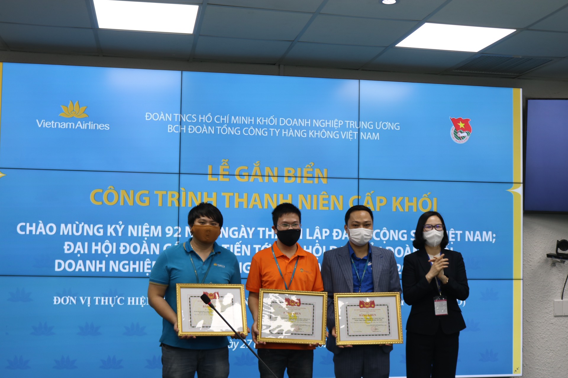 Đ/c Hoàng Thị Minh Thu, Bí thư Đoàn Khối trao bằng khen cho tập thể và cá nhân có thành tích xuất sắc trong phong trào đảm nhận công trình thanh niên