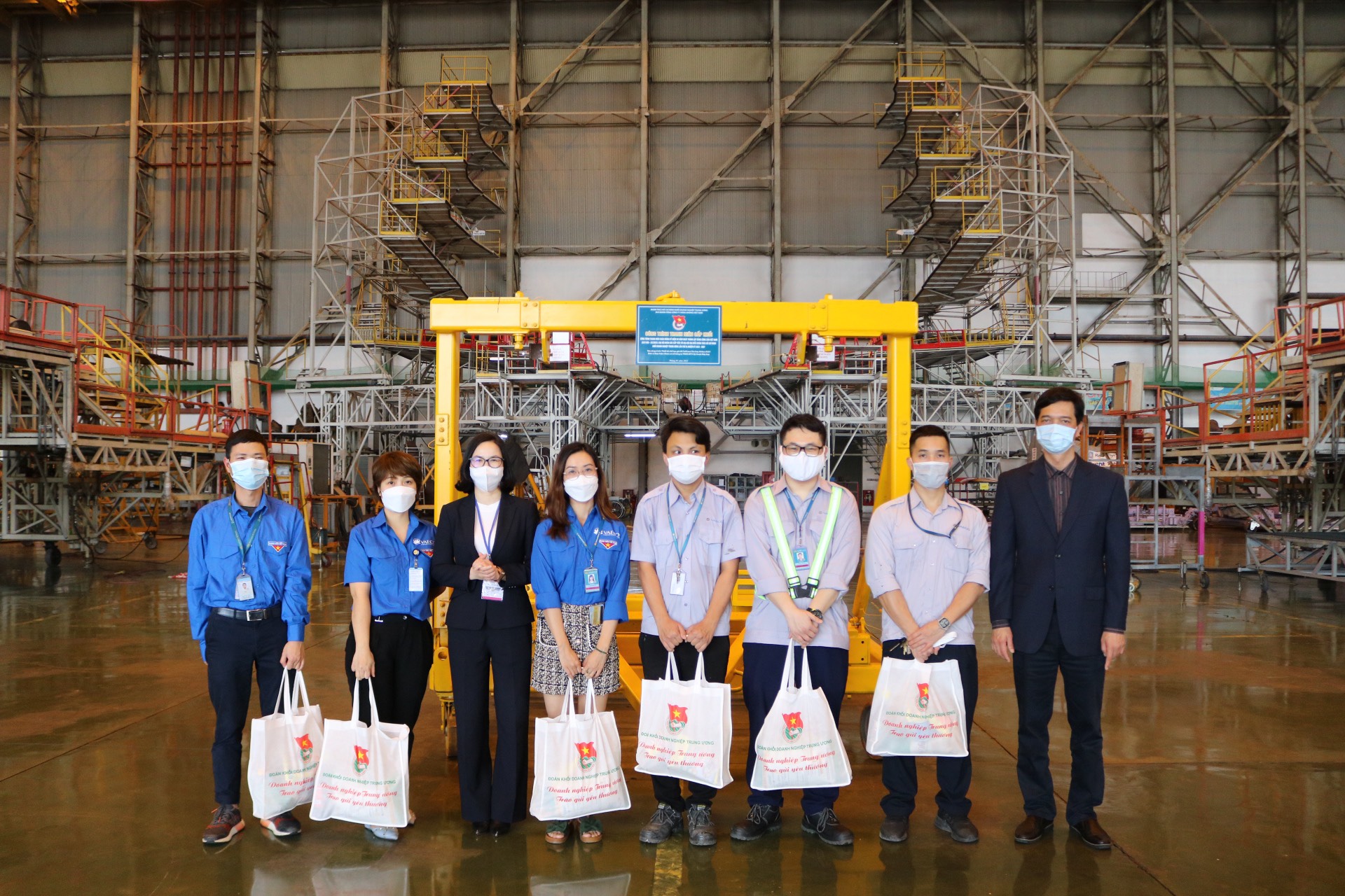 Đ/c Hoàng Thị Minh Thu, Bí thư Đoàn Khối cùng đ/c Phạm Minh Hiệp, Phó TGĐ VAECO trao tặng túi quà an sinh cho đoàn viên thanh niên TCT.