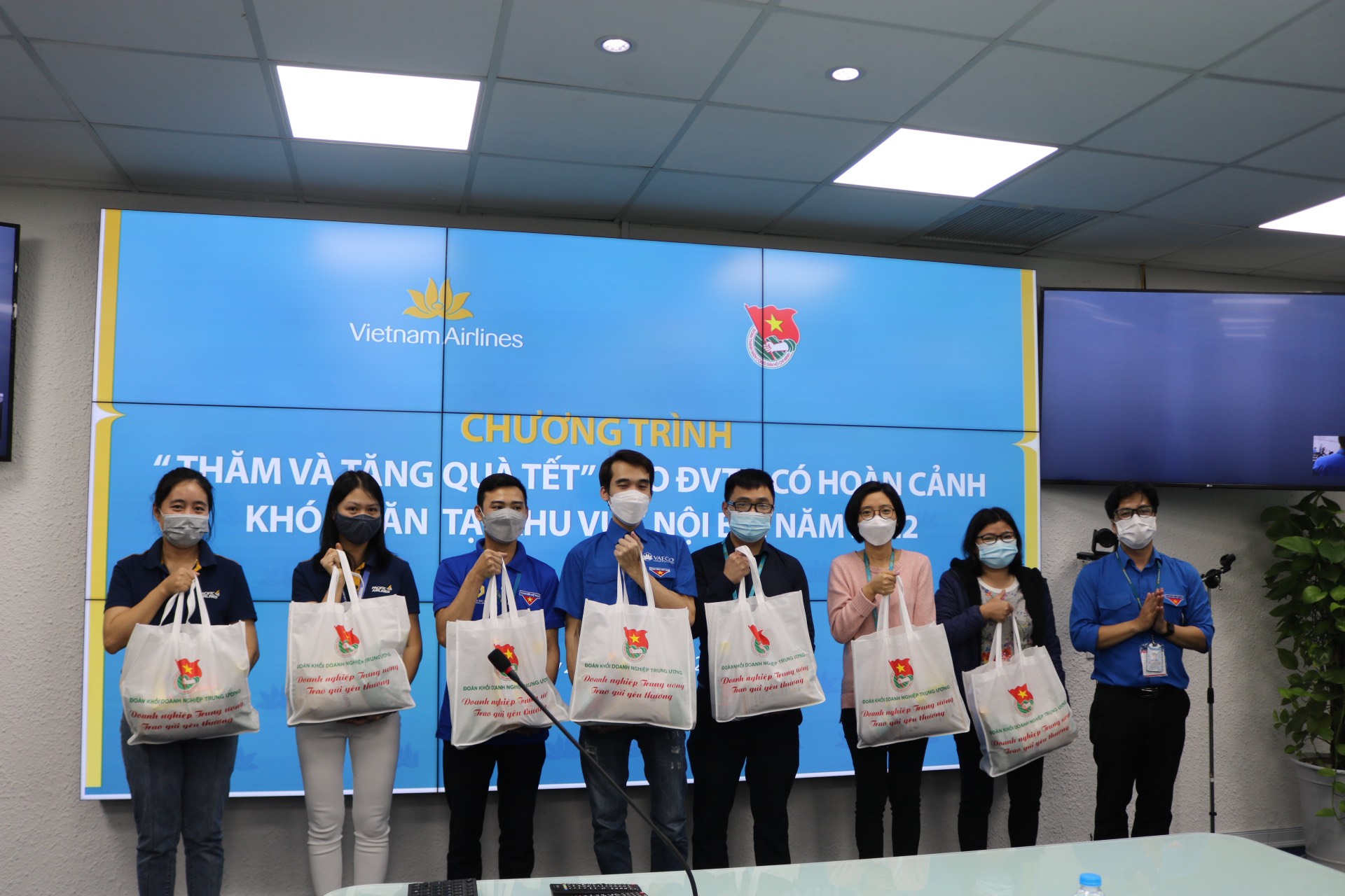 Đồng chí Khổng Văn Hải, Bí thư Đoàn VNA trao túi an sinh cho đoàn viên thanh niên có hoàn cảnh khó khăn.