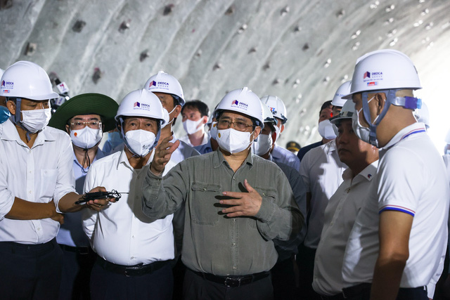 Thủ tướng động viên đội ngũ cán bộ, công nhân đang thi công trên các hầm thuộc tuyên cao tốc Bắc - Nam phía Đông.