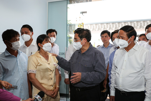 Thủ tướng tìm hiểu đời sống người dân tại khu tái định cư đã nhường mặt bằng cho dự án xây dựng sân bay Long Thành.