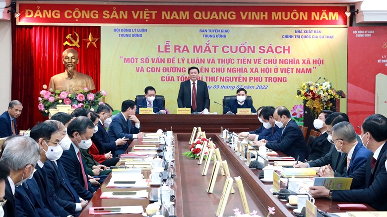 Đồng chí Nguyễn Xuân Thắng, Ủy viên Bộ Chính trị, Giám đốc Học viện Chính trị Quốc gia Hồ Chí Minh, Chủ tịch Hội đồng Lý luận Trung ương phát biểu chia sẻ tại lễ ra mắt cuốn sách .