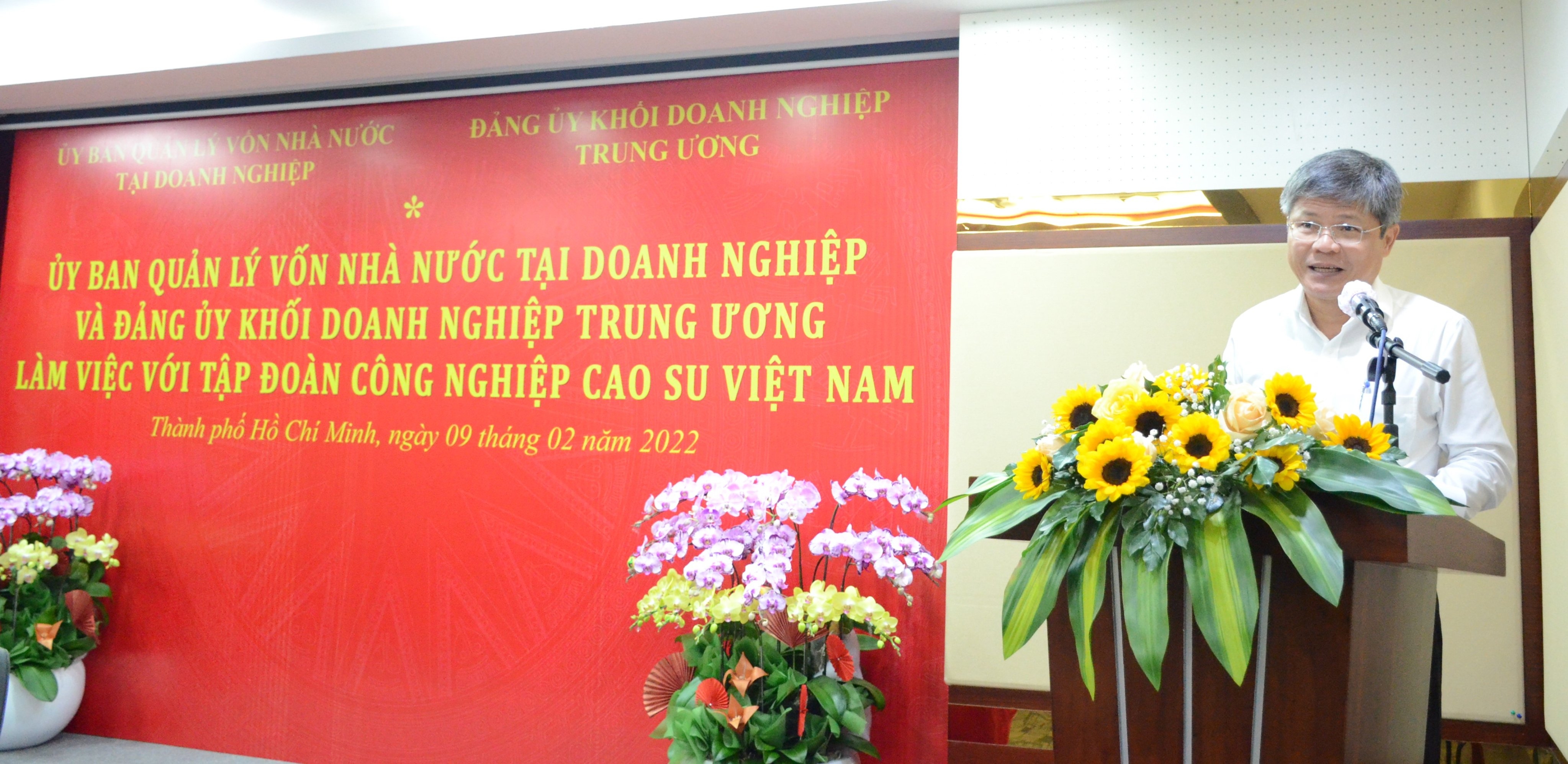 Đồng chí Trần Công Kha - Bí thư Đảng uỷ, Chủ tịch HĐQT Tập đoàn VRG báo cáo tại buổi làm việc.