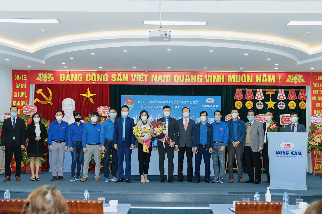 BCH nhiệm kỳ mới ra mắt Đại hội và chụp hình lưu niệm cùng các đồng chí lãnh đạo, khách mời Đại hội.