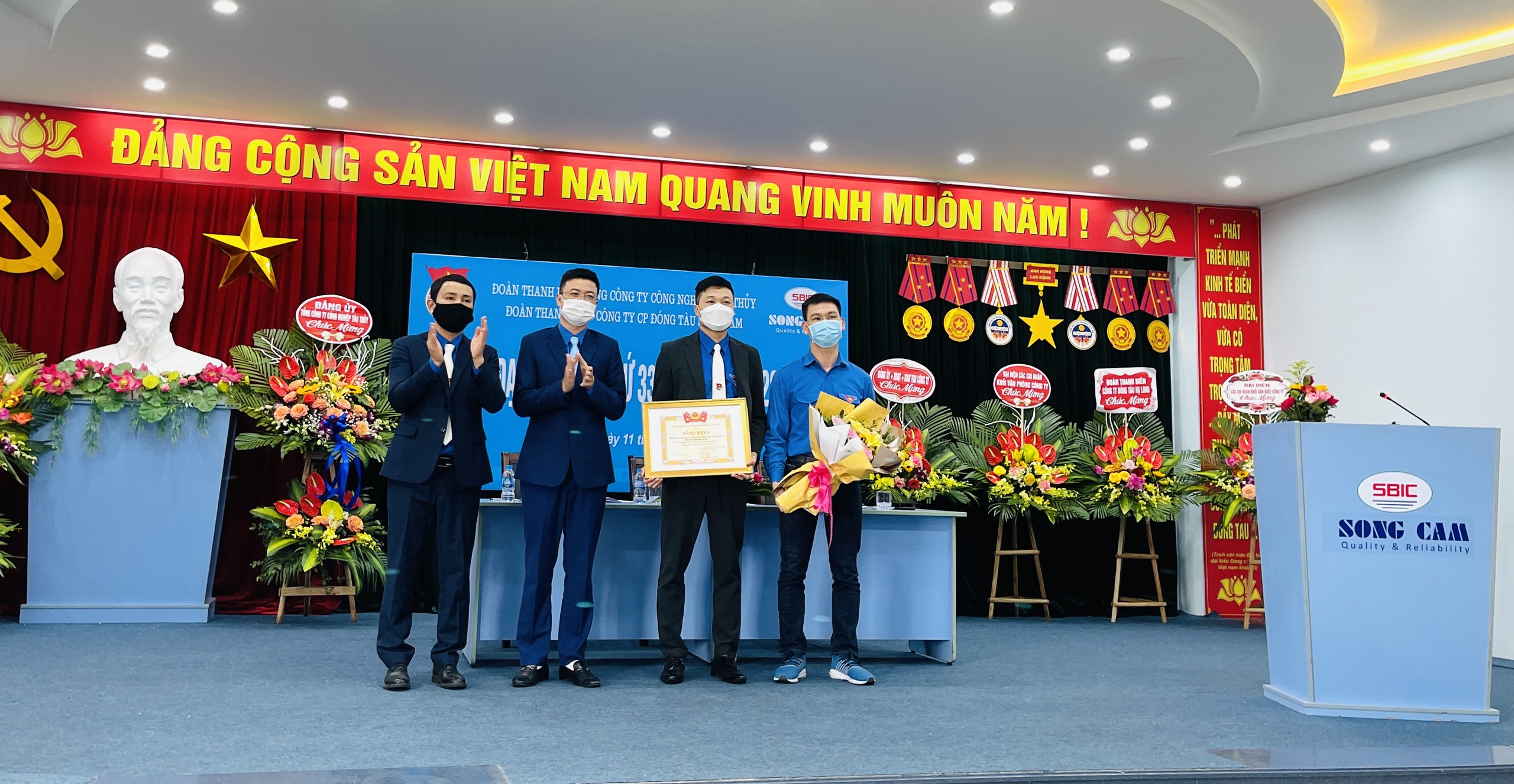 Đồng chí Nguyễn Văn Quyết, Phó Bí thư Thường trực Đoàn Khối DNTW trao tặng đơn vị Bằng khen có thành tích xuất sắc trong công tác Đoàn và phong trào thanh niên năm 2021 của Trung ương Đoàn TNCS Hồ Chí Minh.