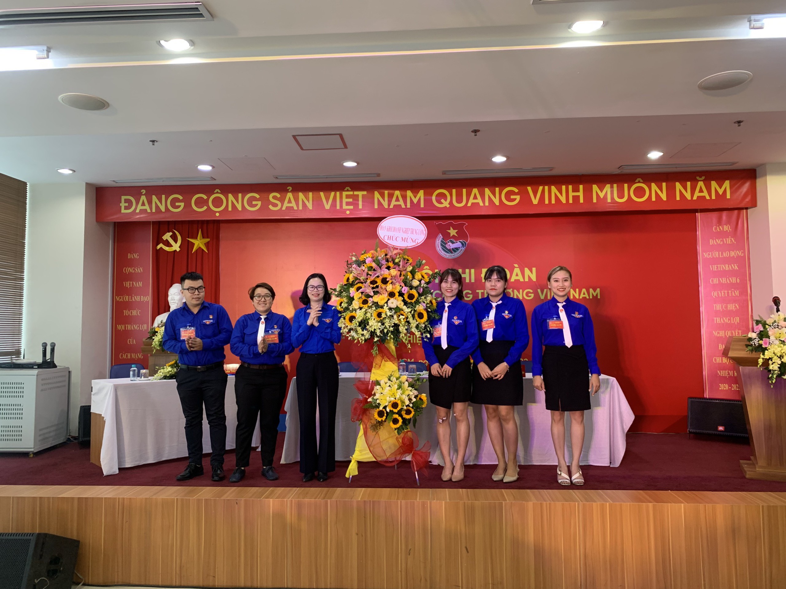 Đồng chí Hoàng Thị Minh Thu, Uỷ viên BTV Trung ương Đoàn, Uỷ viên BCH Đảng bộ Khối, Bí thư Đoàn khối DNTW tặng hoa chúc mừng Đại hội.