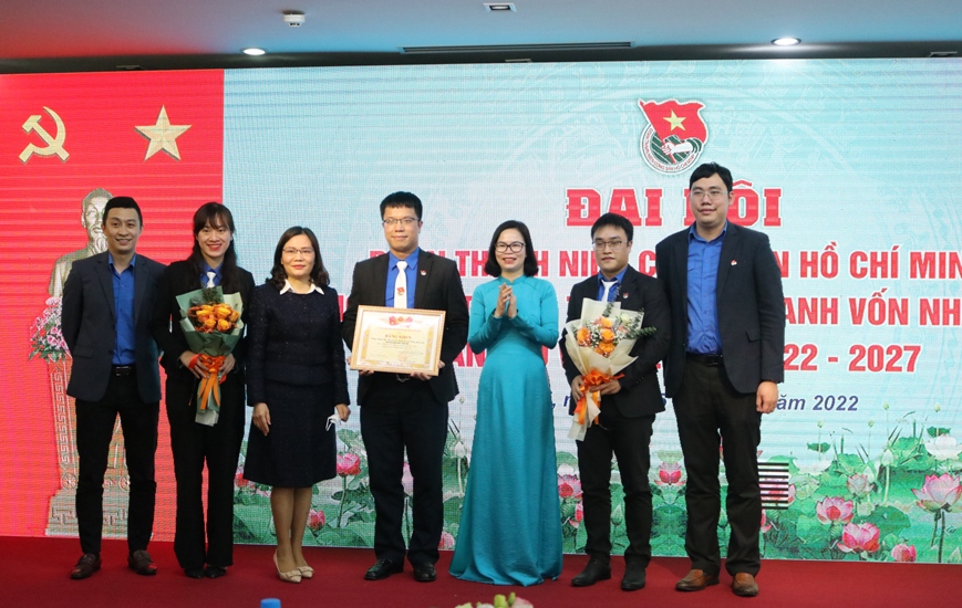 Đại diện Đoàn Khối Doanh nghiệp Trung ương trao Bằng khen của Trung ương Đoàn cho Đoàn SCIC vì đã có thành tích xuất sắc trong năm 2021.