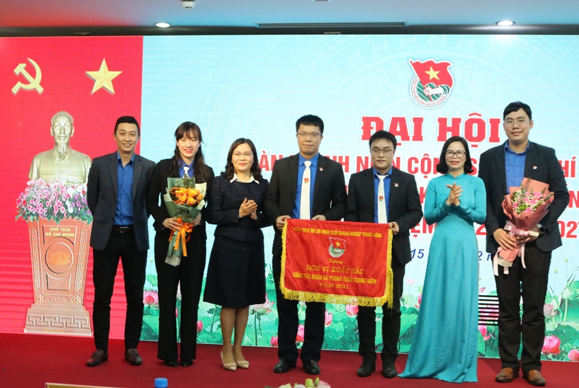 Đoàn Khối Doanh nghiệp Trung ương tặng hoa chúc mừng Đại hội.