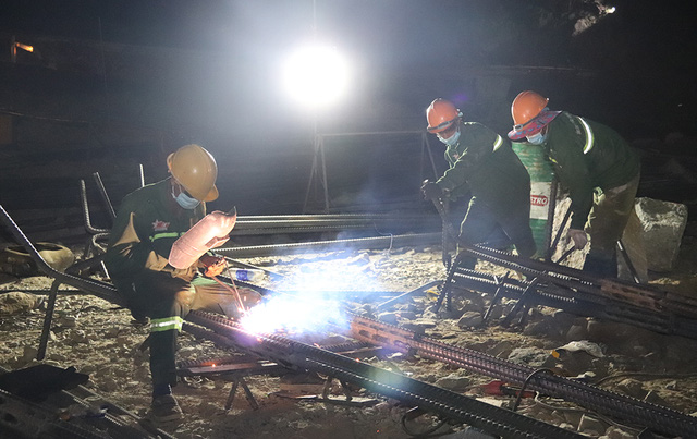 Tiến hành thi công 3 ca liên tục, thi công cả ban đêm để bảo đảm tiến độ dự án.