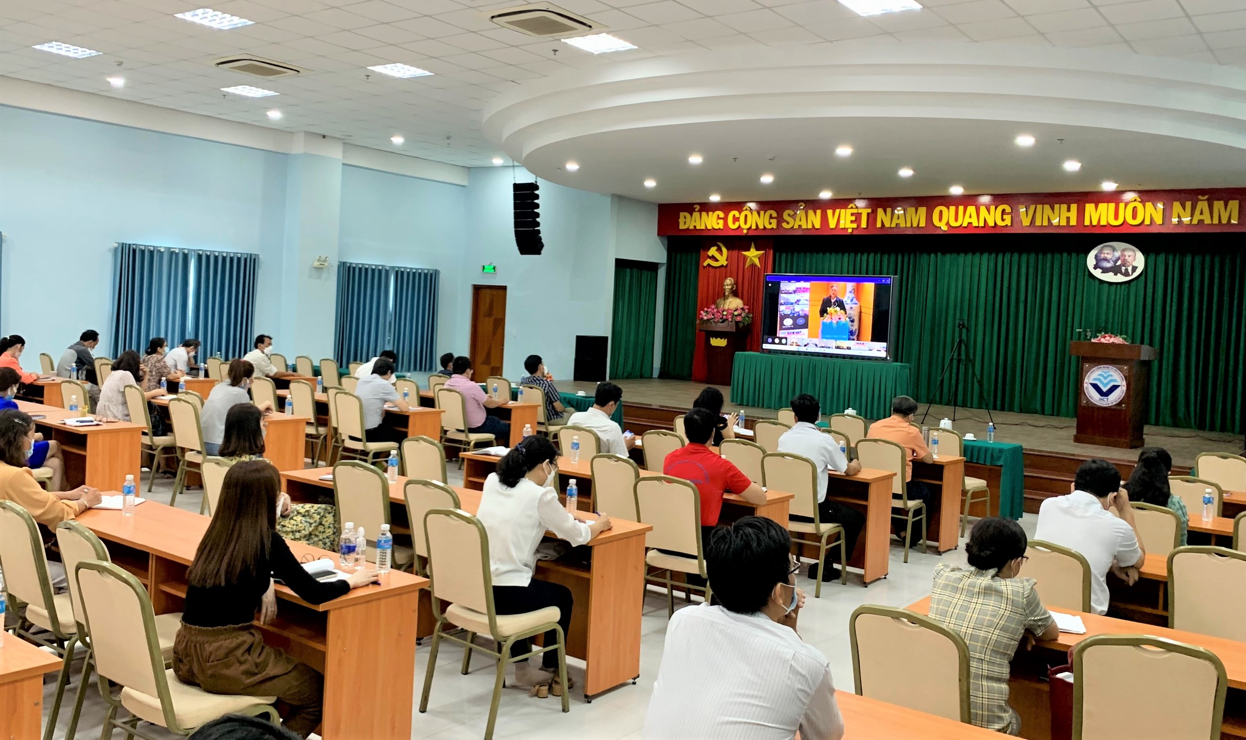 Các điểm cầu tại các chi, đảng bộ trực thuộc Đảng bộ Vinatex tham gia kết nối trực tuyến.