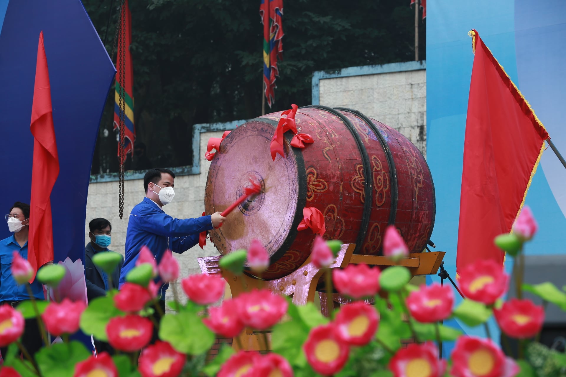 Đồng chí Ngô Văn Cương, Bí thư Trung ương Đoàn TNCS Hồ Chí Minh đánh trống phát lệnh Tháng thanh niên năm 2022.