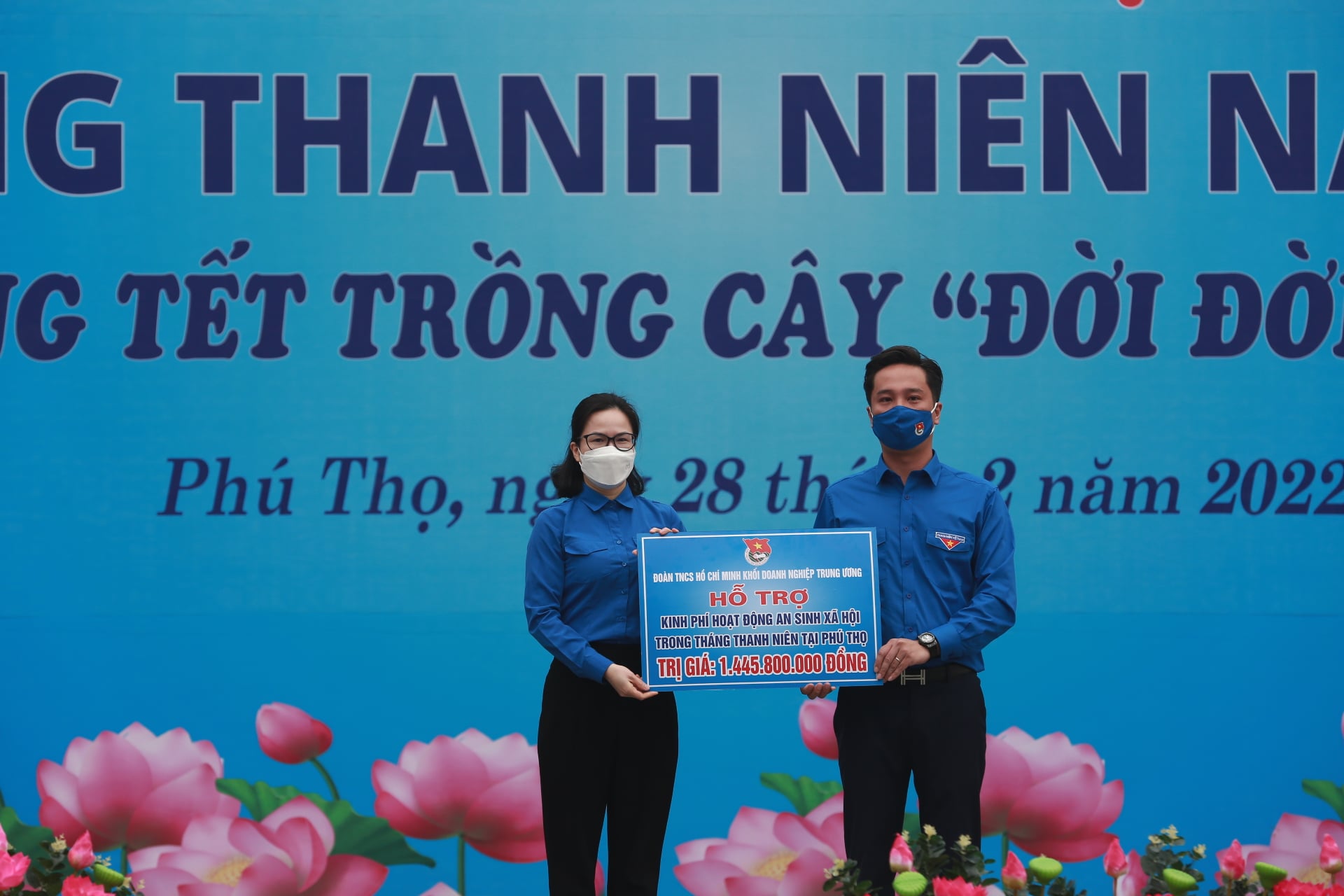 Đồng chí Hoàng Thị Minh Thu, Uỷ viên BTV Trung ương Đoàn, Uỷ viên BCH Đảng bộ Khối, Bí thư Đoàn Khối DNTW trao biển hỗ trợ kinh phí hoạt động an sinh xã hội trong tháng thanh niên tại Phú Thọ cho Tỉnh đoàn Phú Thọ, trị giá 1.445.800.000 đồng