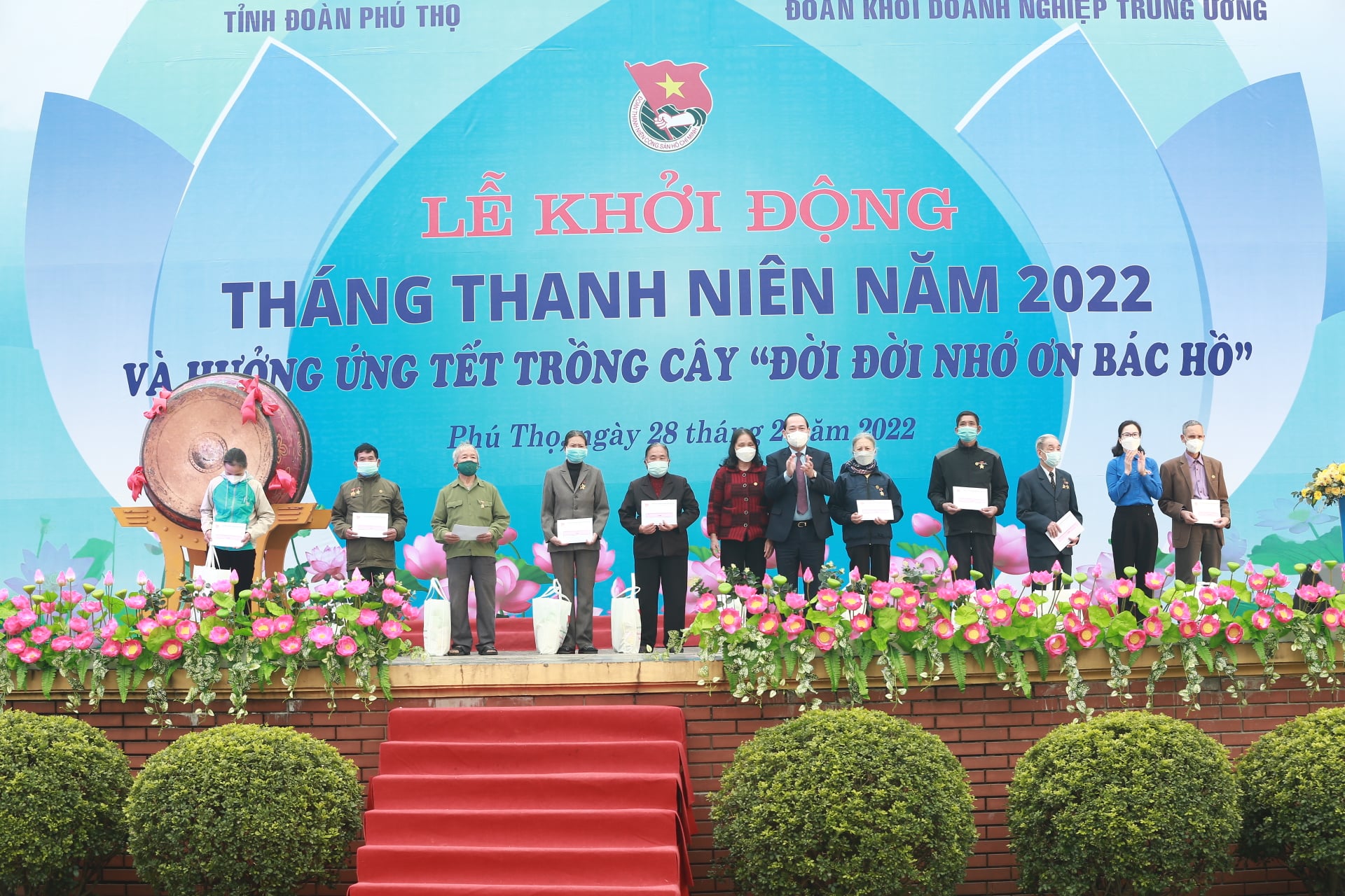 Đồng chí Hoàng Công Thủy, Phó Bí thư Thường trực Tỉnh ủy Phú Thọ và đồng chí Hoàng Thị Minh Thu, Bí thư Đoàn Khối Doanh nghiệp Trung ương trao quà cho thanh niên xung phong có hoàn cảnh khó khăn.