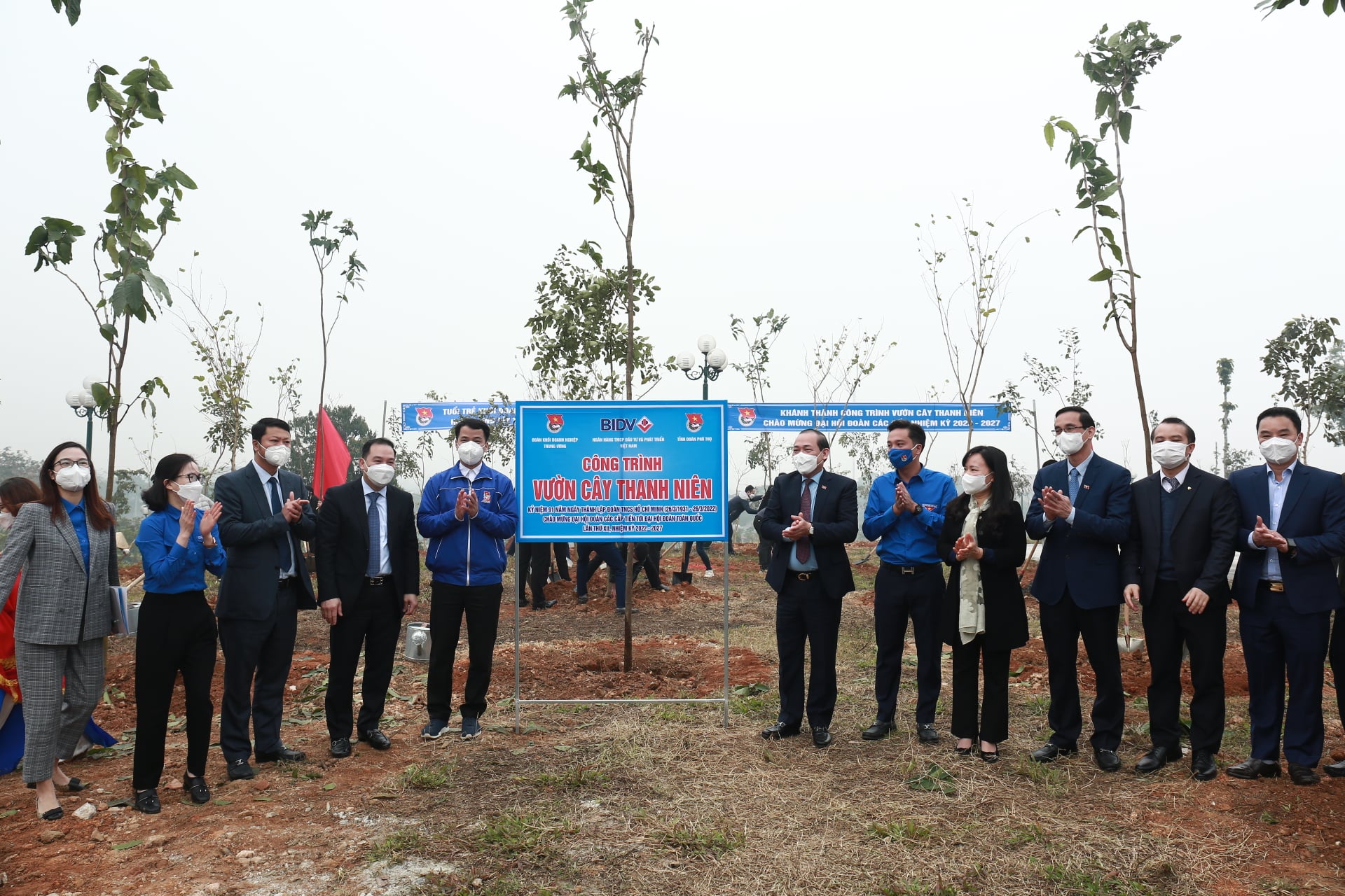 Lãnh đạo các đơn vị kéo băng công trình vườn cây thanh niên và chụp hình lưu niệm